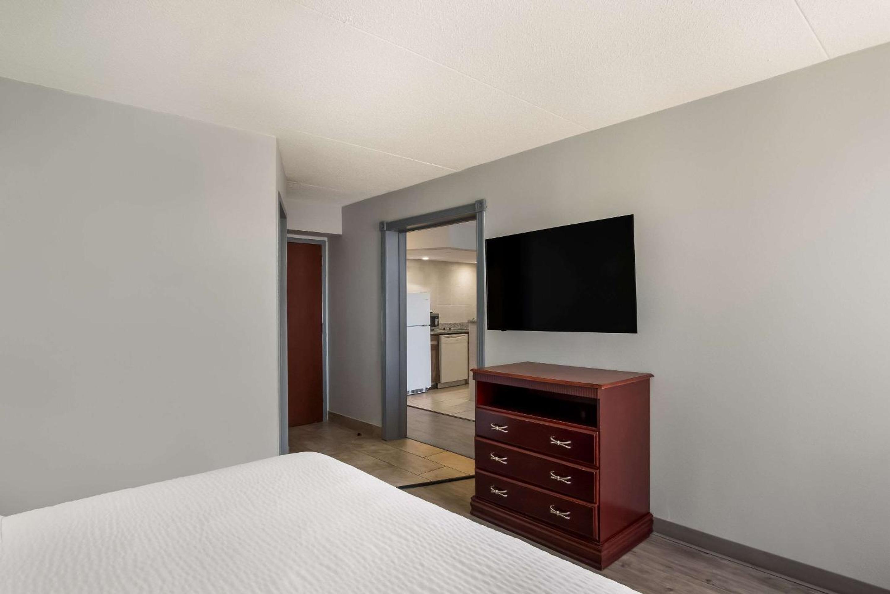 Efficiency King Suite - Non-Smoking - Photo 5