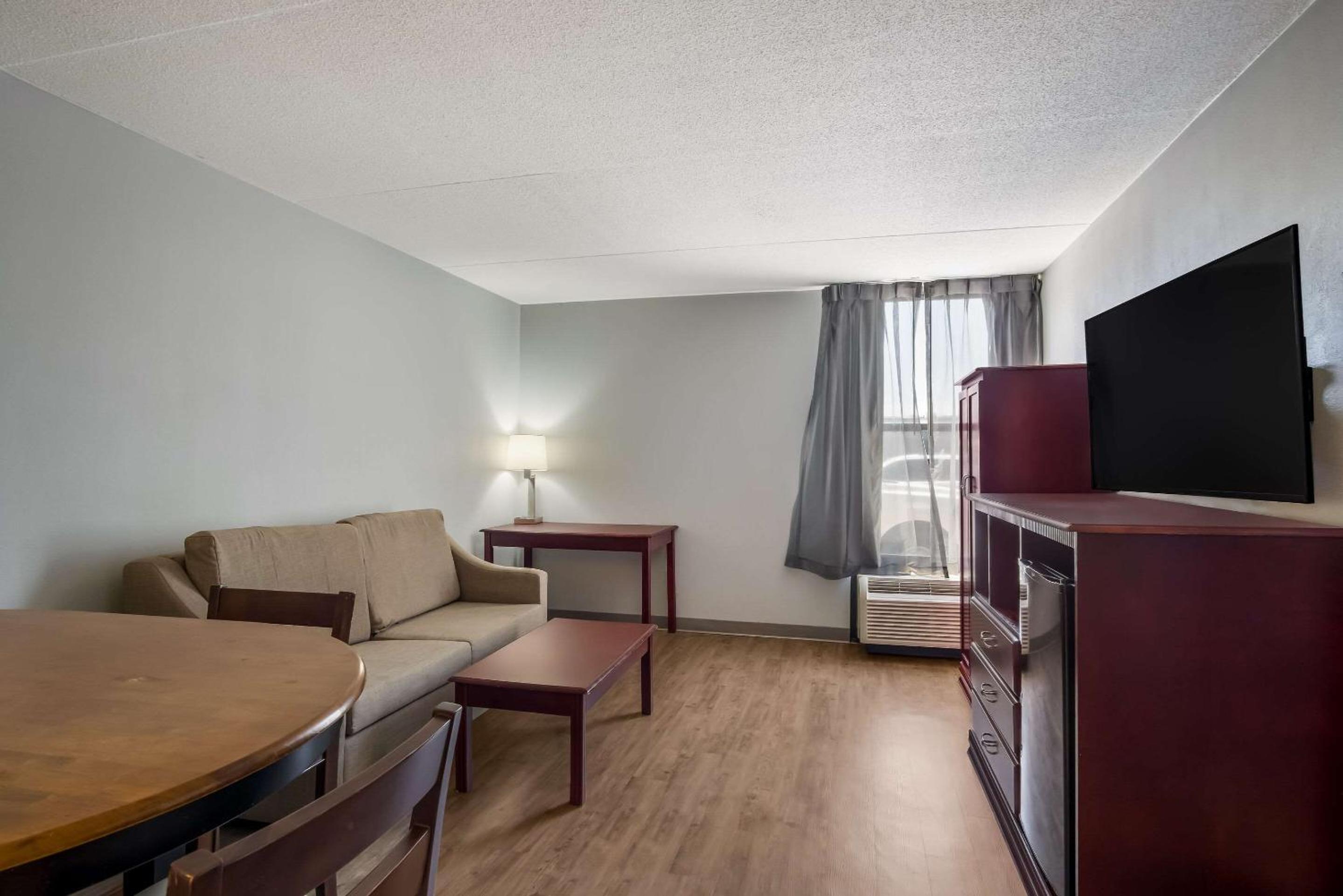 Efficiency King Suite - Non-Smoking - Photo 4