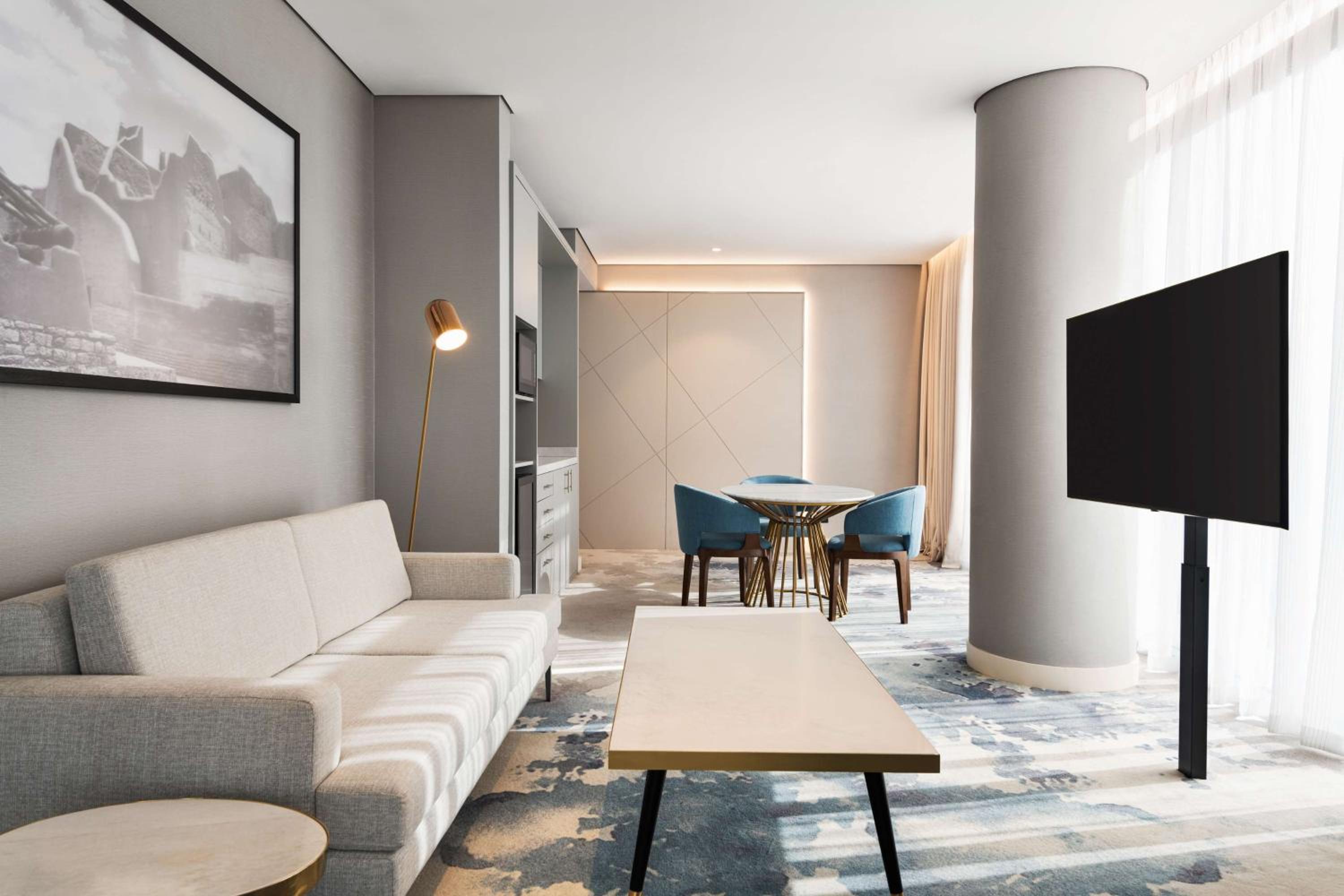 Executive Suite - Lounge Access - Photo 3