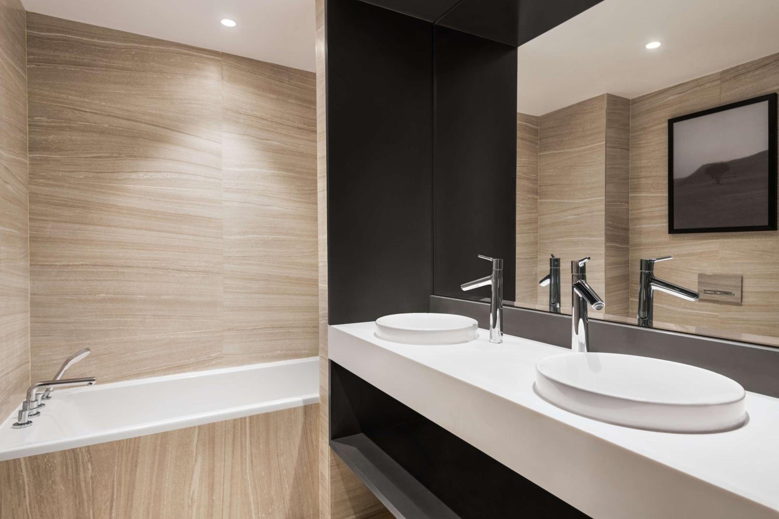 Executive Suite - Lounge Access - Photo 4