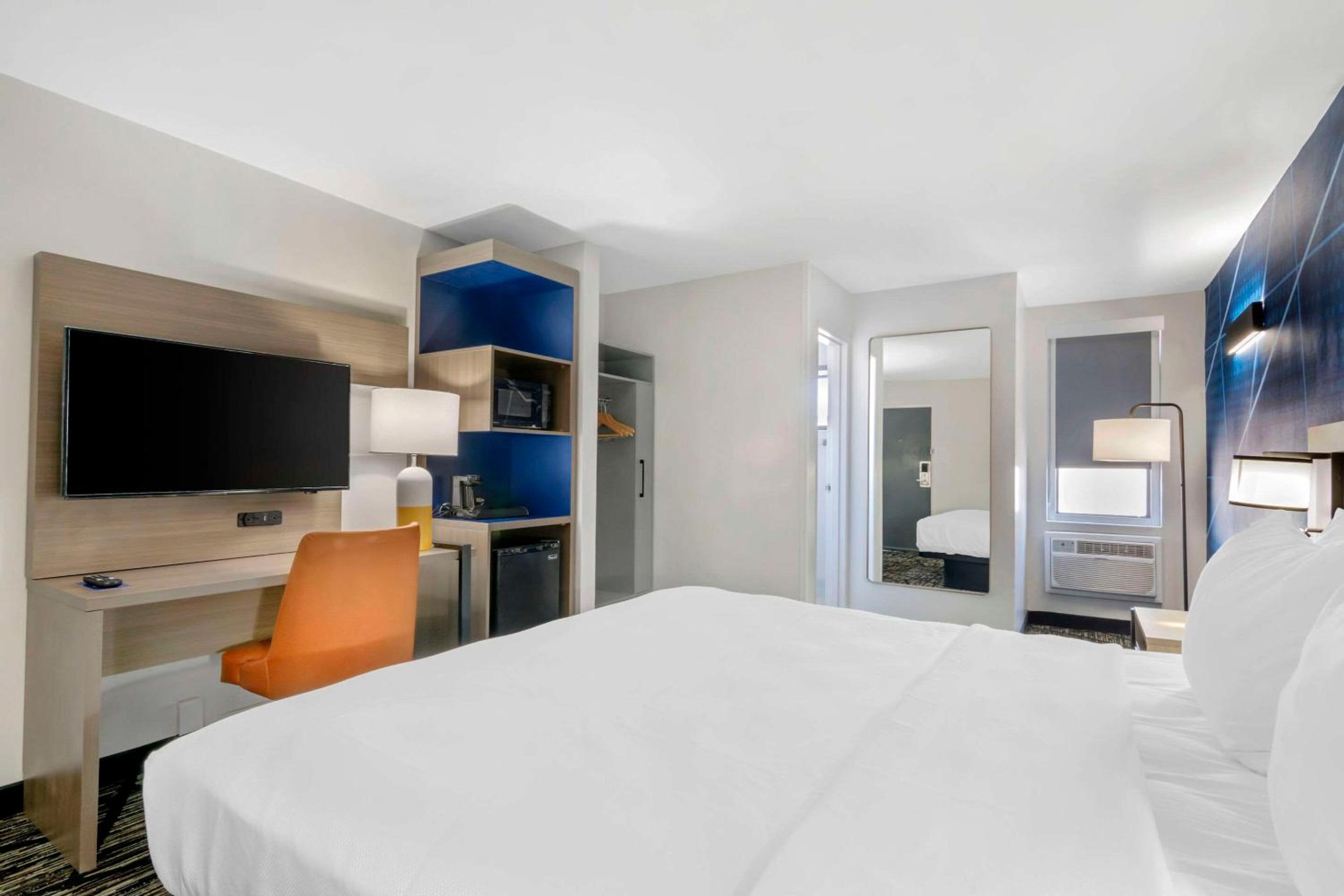 King Room - Non-Smoking - Photo 2
