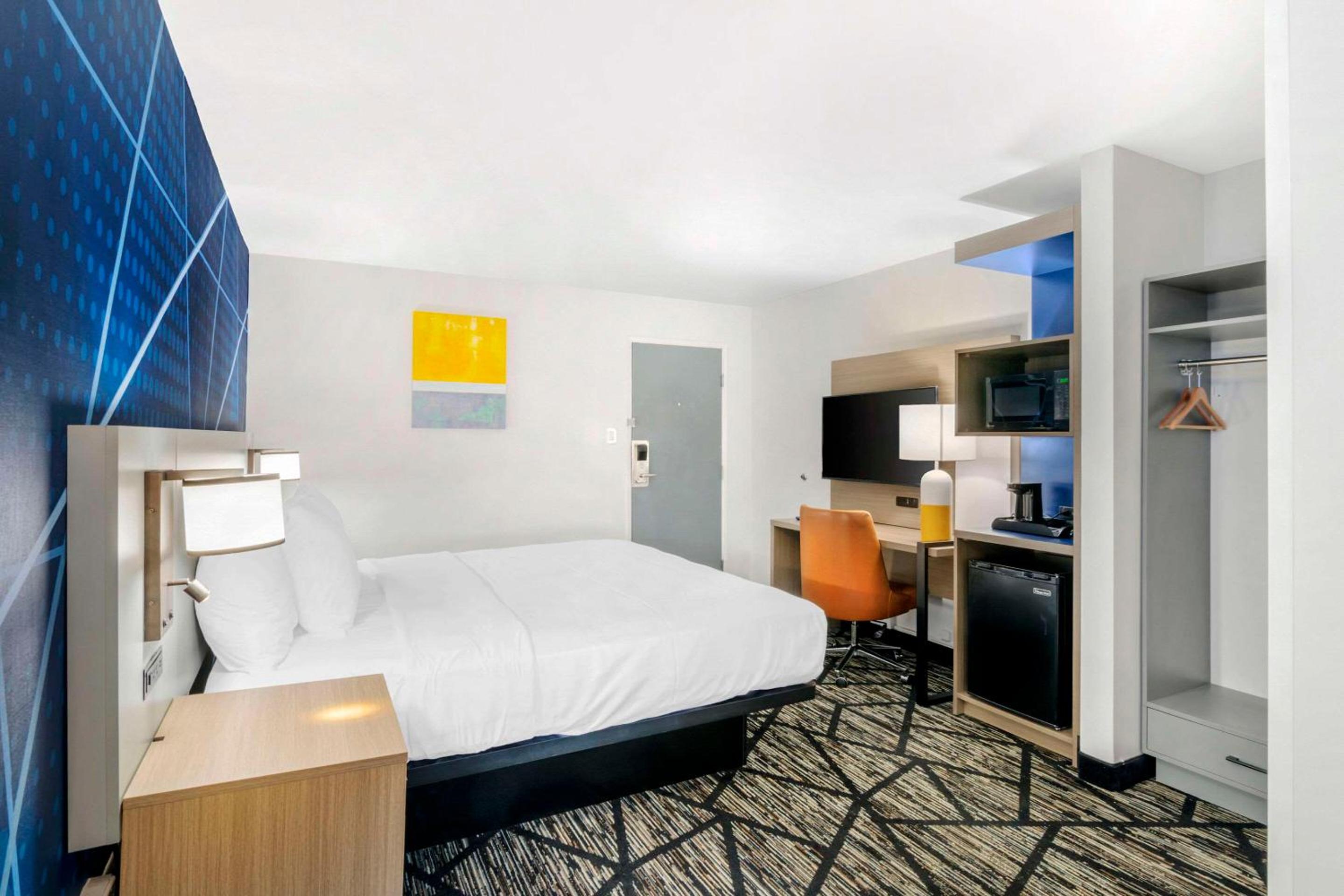 King Room - Non-Smoking - Photo 3