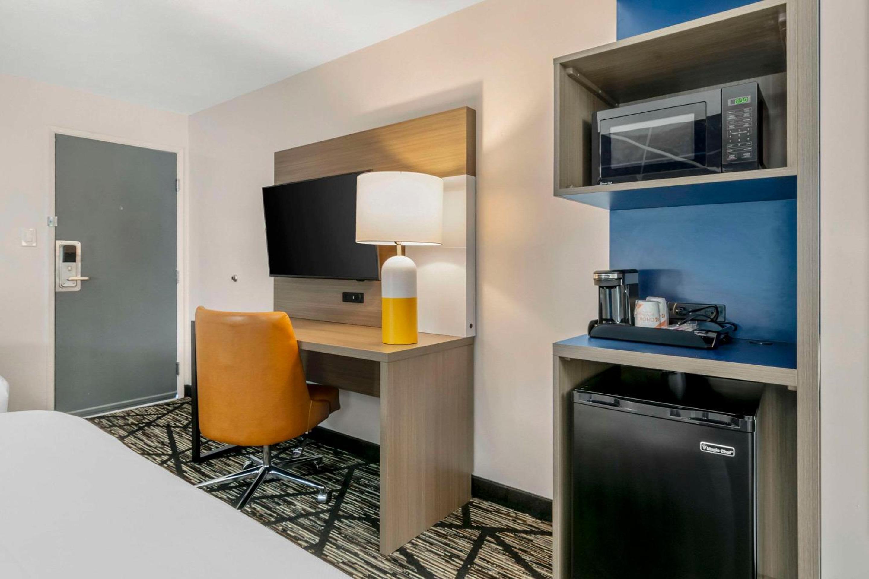 King Room - Non-Smoking - Photo 5