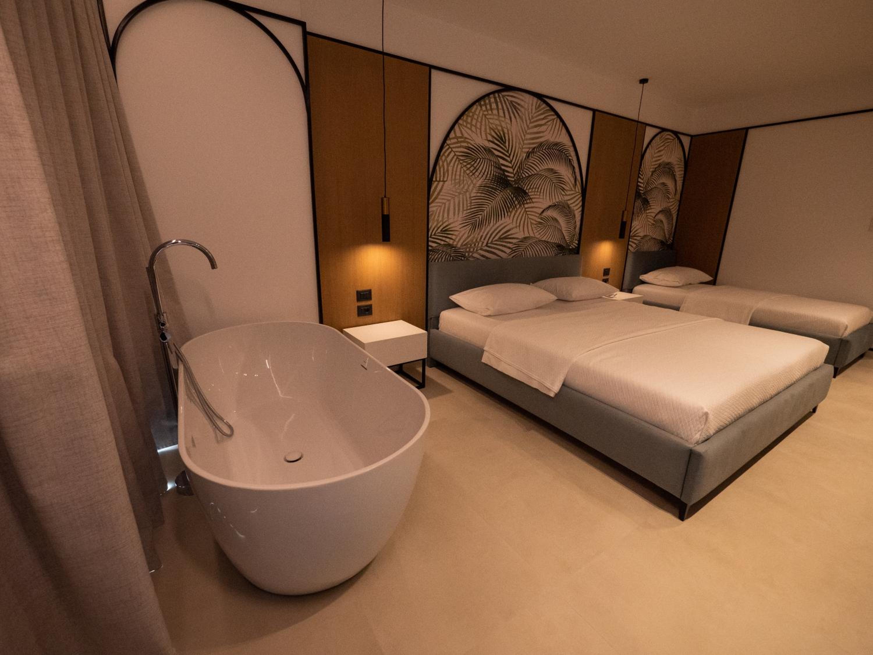 Superior Sea View Triple Room with Bathtub photo 1