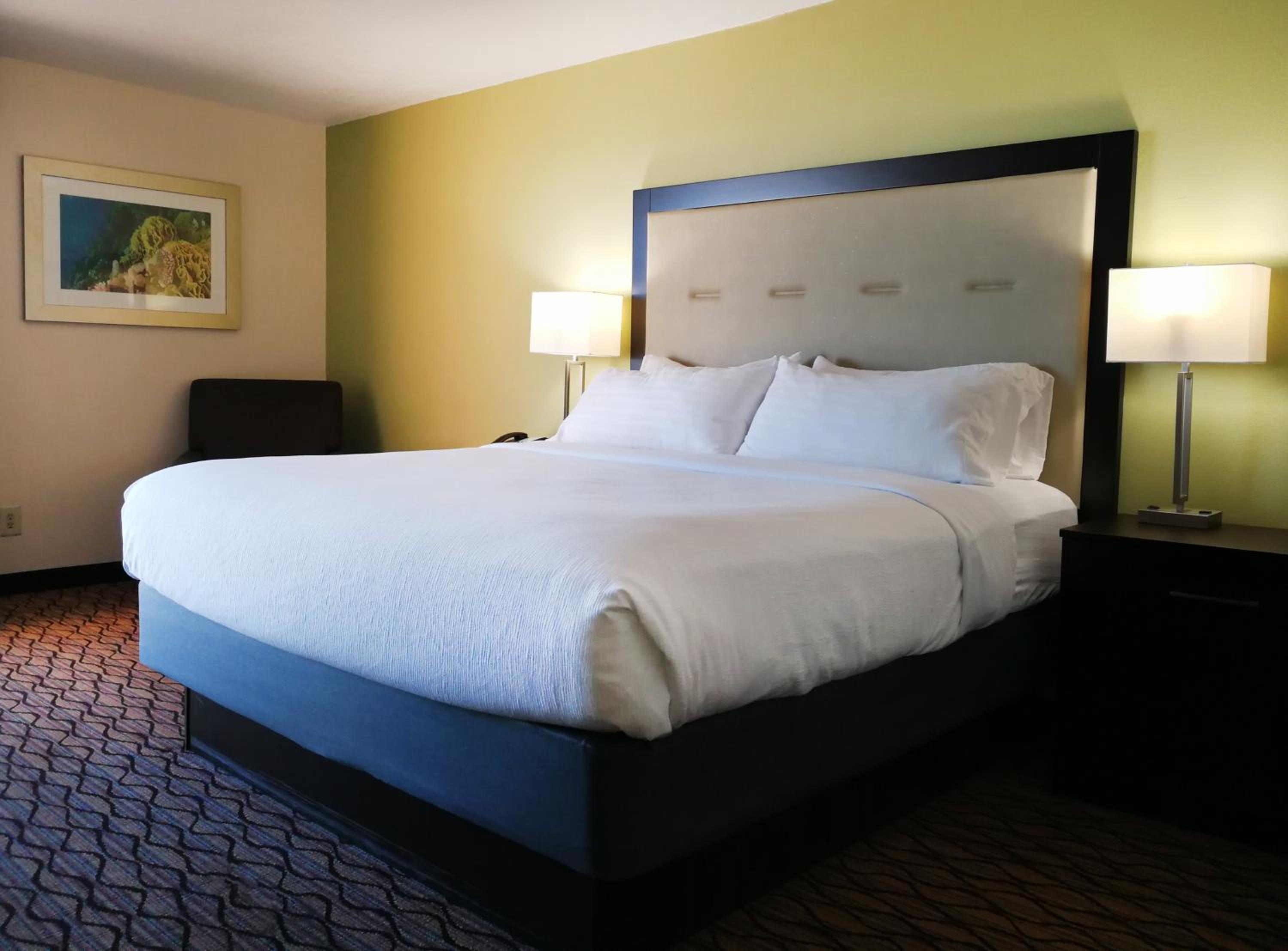 Standard King Room with Bay View photo 1
