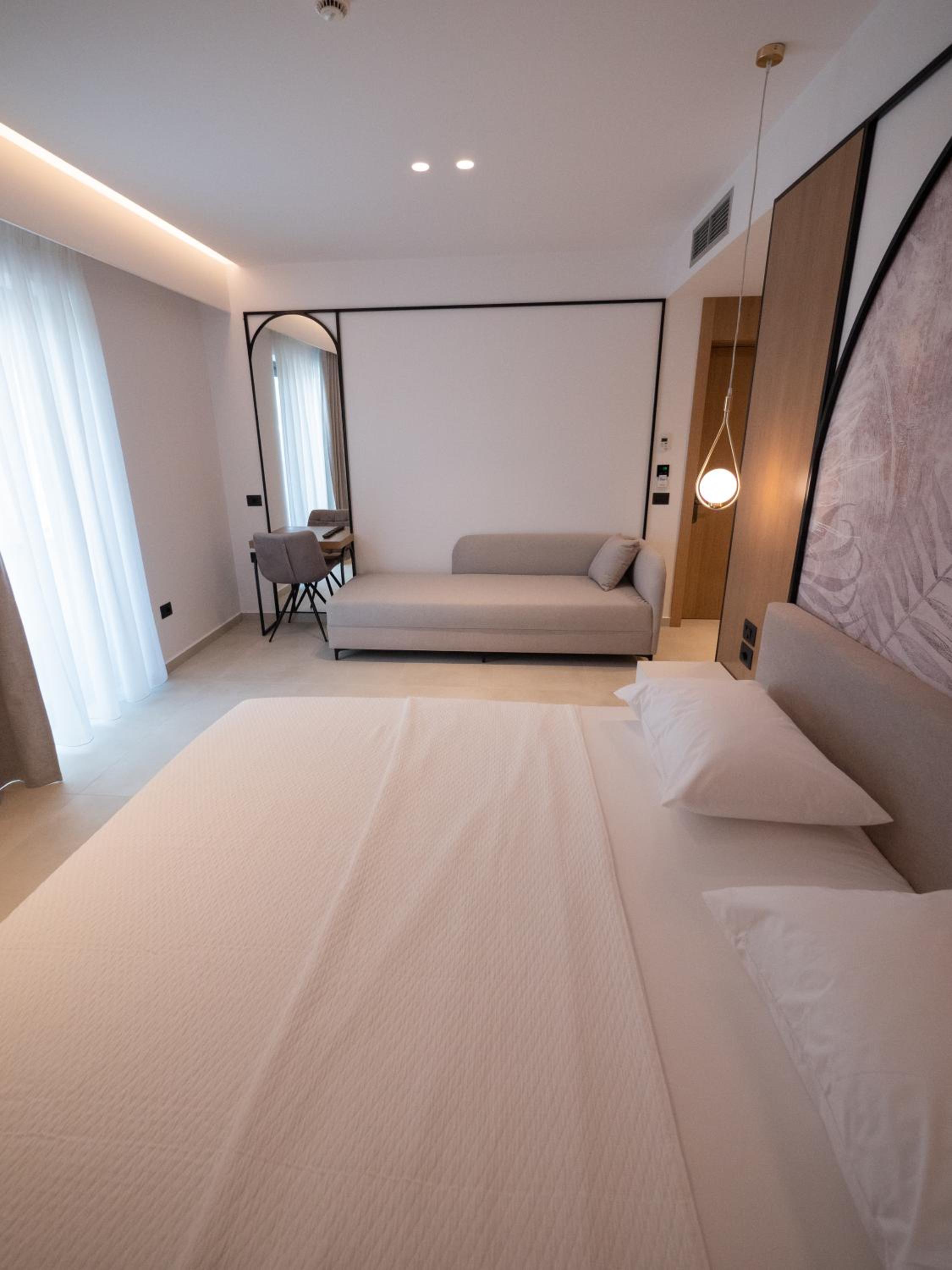 Deluxe Double Room with Balcony photo 2