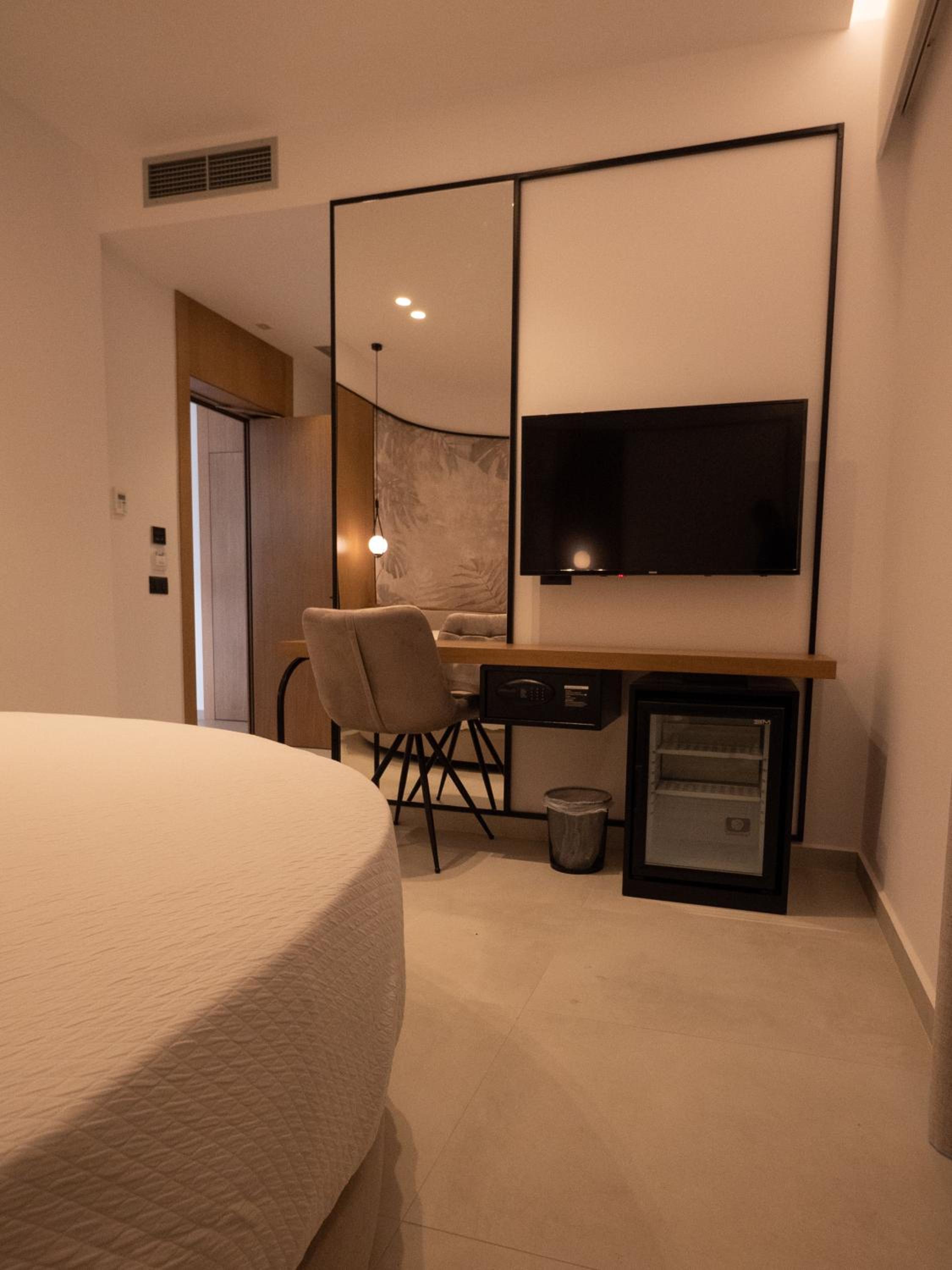 Deluxe Double Room with Balcony - Ground Floor photo 3