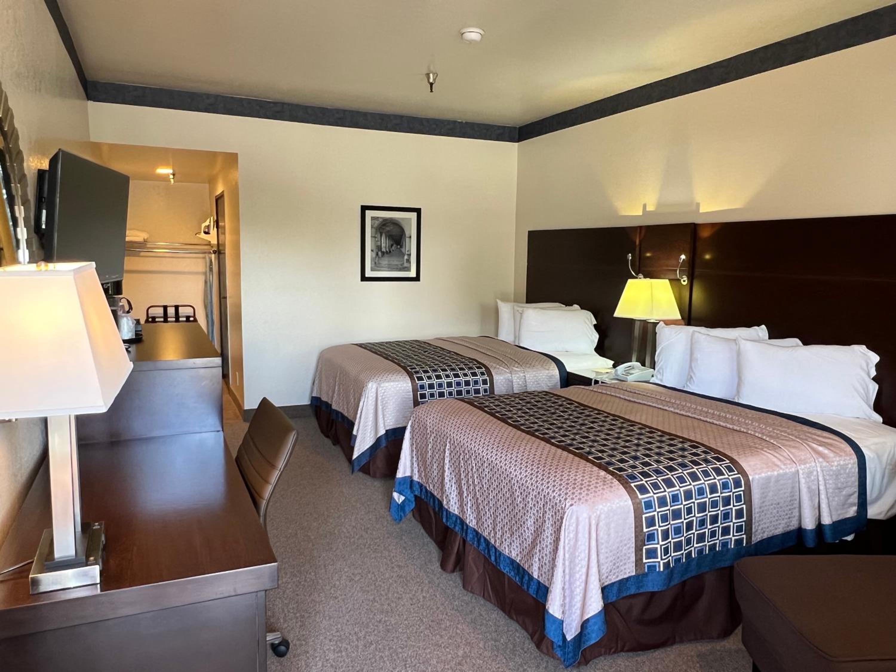 Queen Room with Two Queen Beds - Photo 2