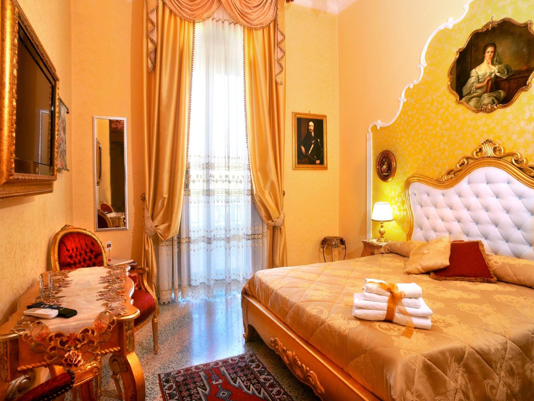Double Room with Private External Bathroom - Photo 4