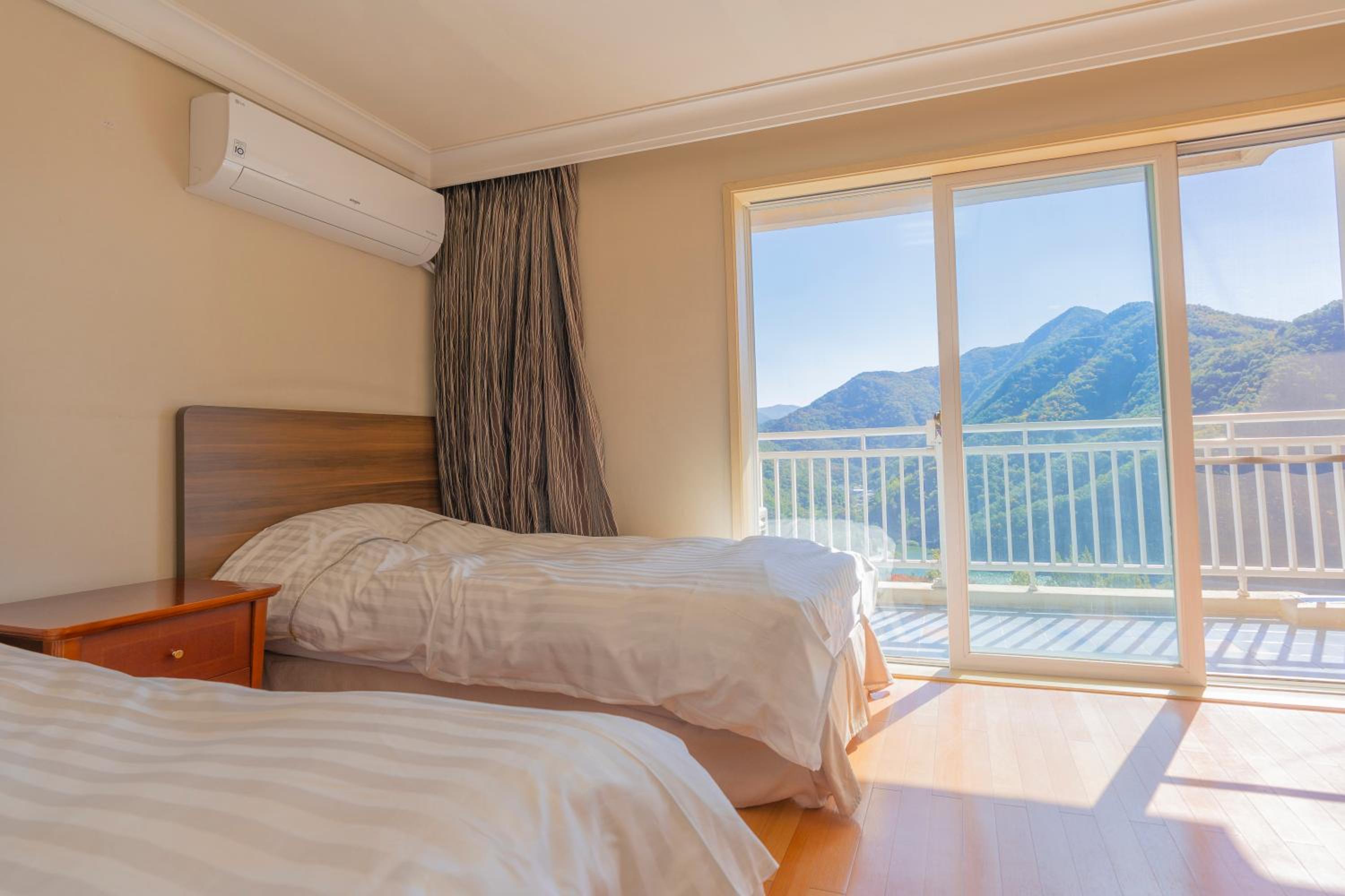 [WEST] Family(Kitchen/Lake View/Bed)-Bed Type Randomly Assigned - Photo 4