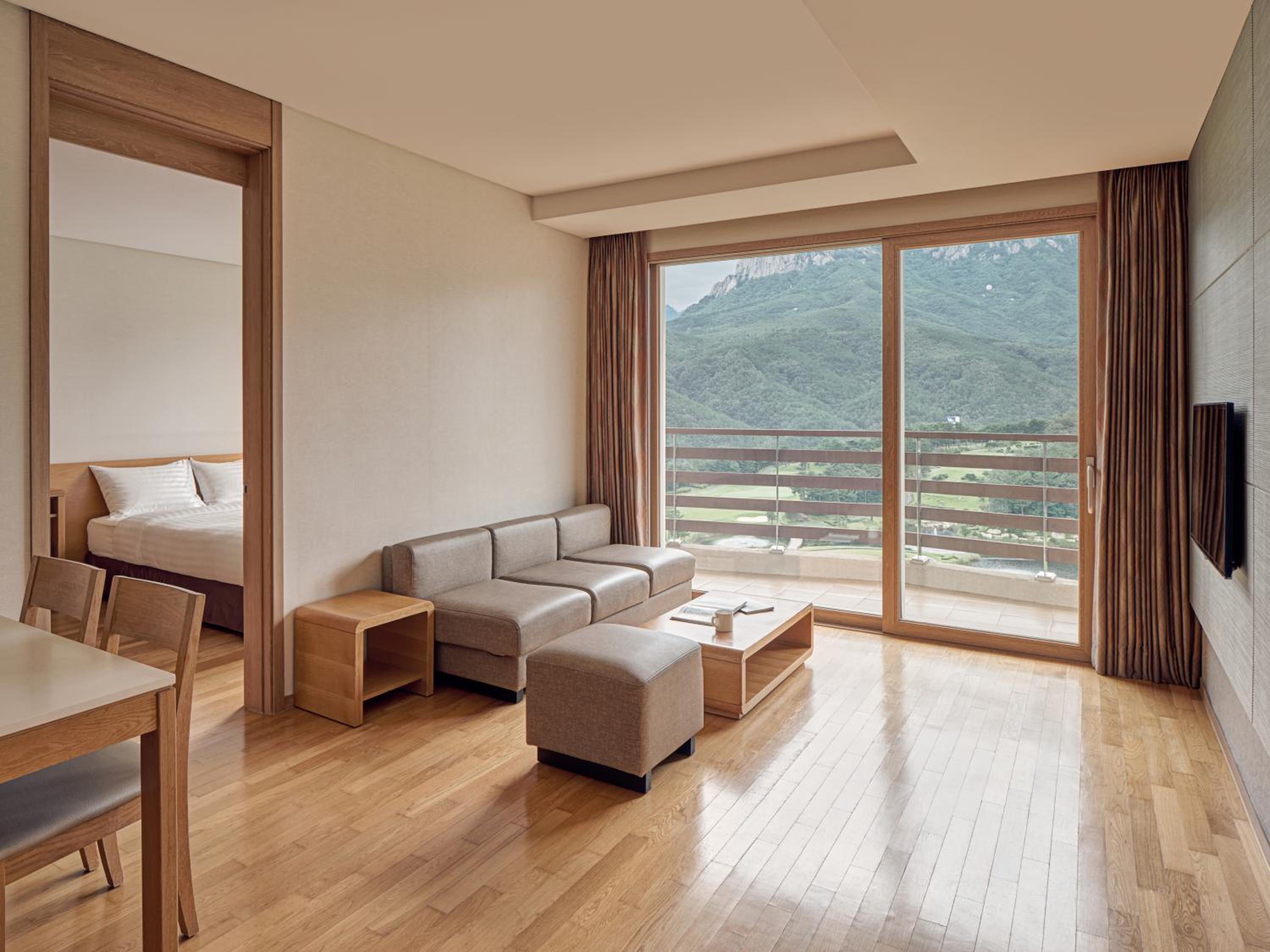 Sono Calm Suite (Kitchen/Seorak Mountain View/Bed)