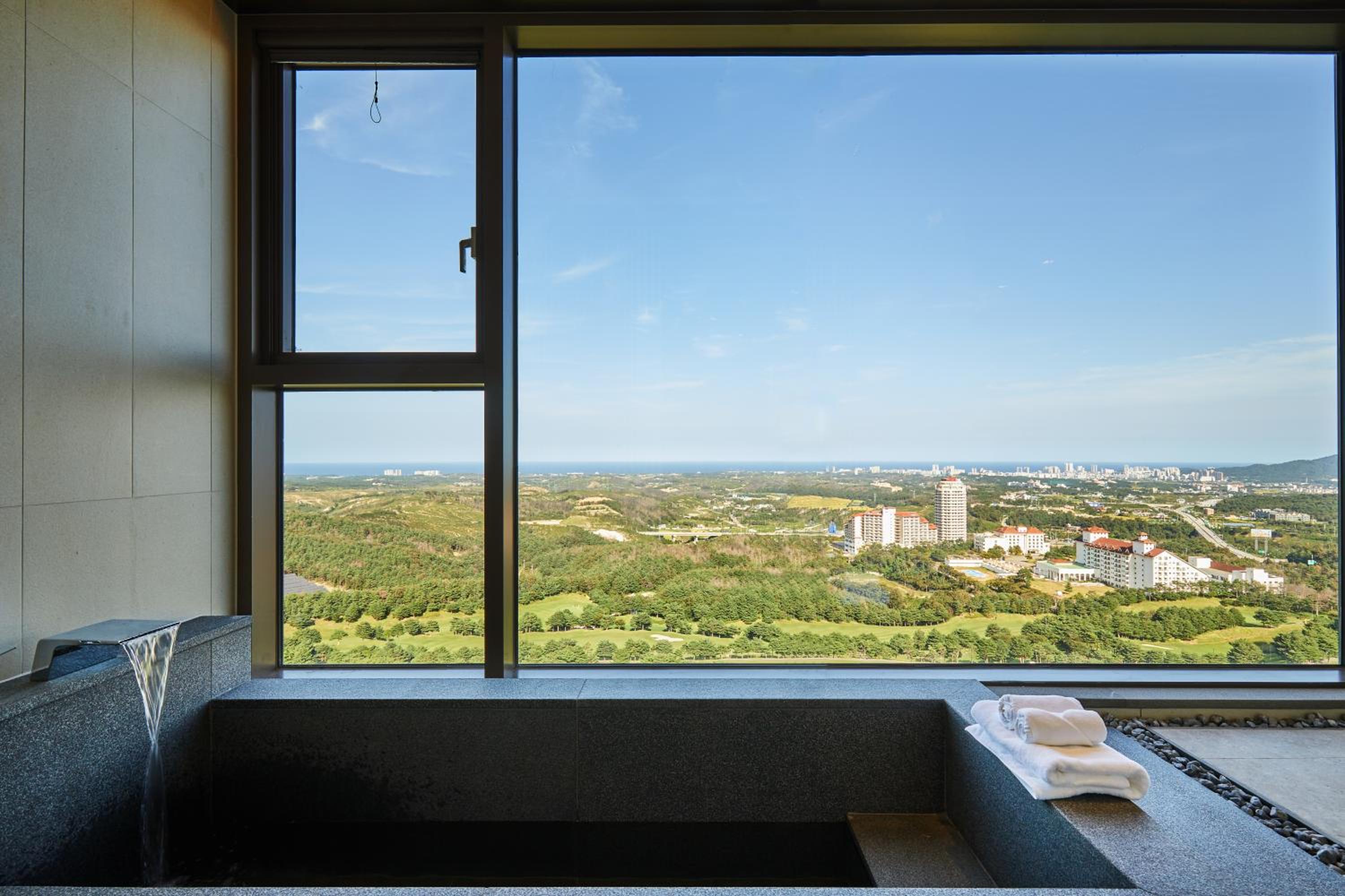 Silver Suite (Kitchen/Panorama View/Bed) - Photo 4