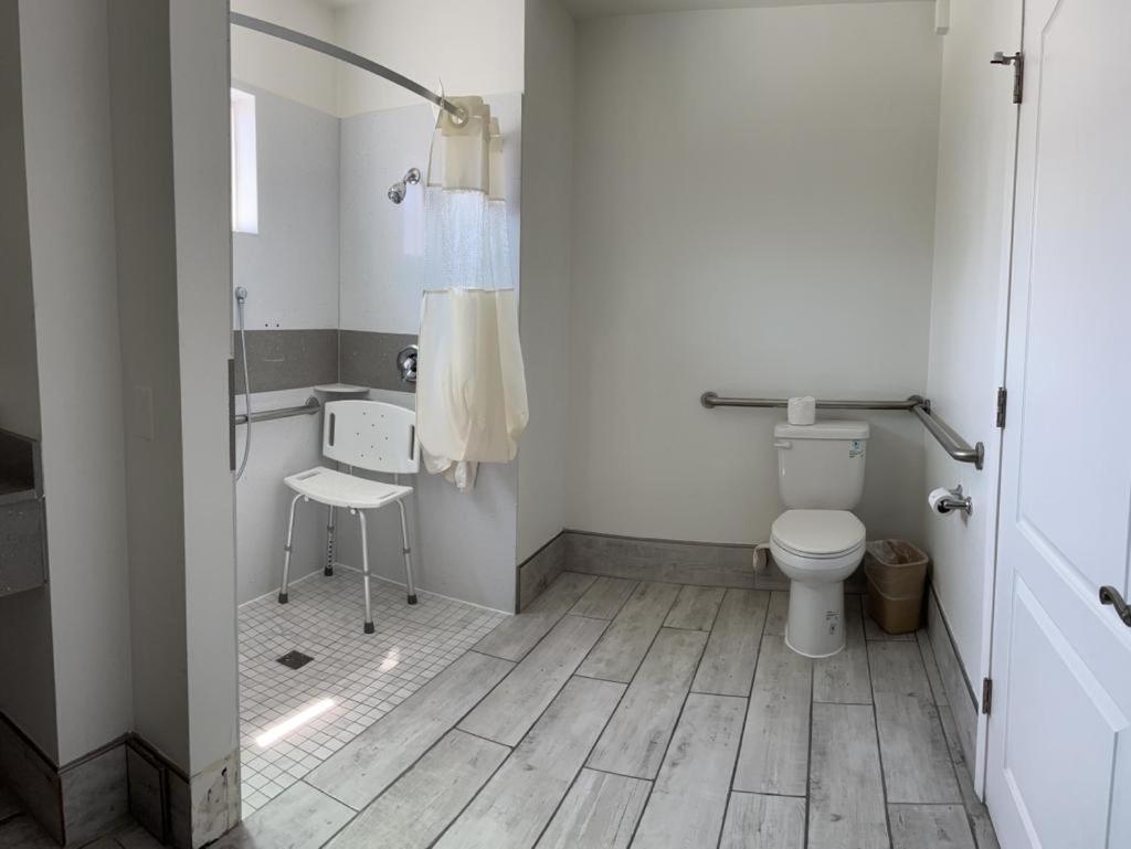 Queen Room - Disability Access - Photo 2
