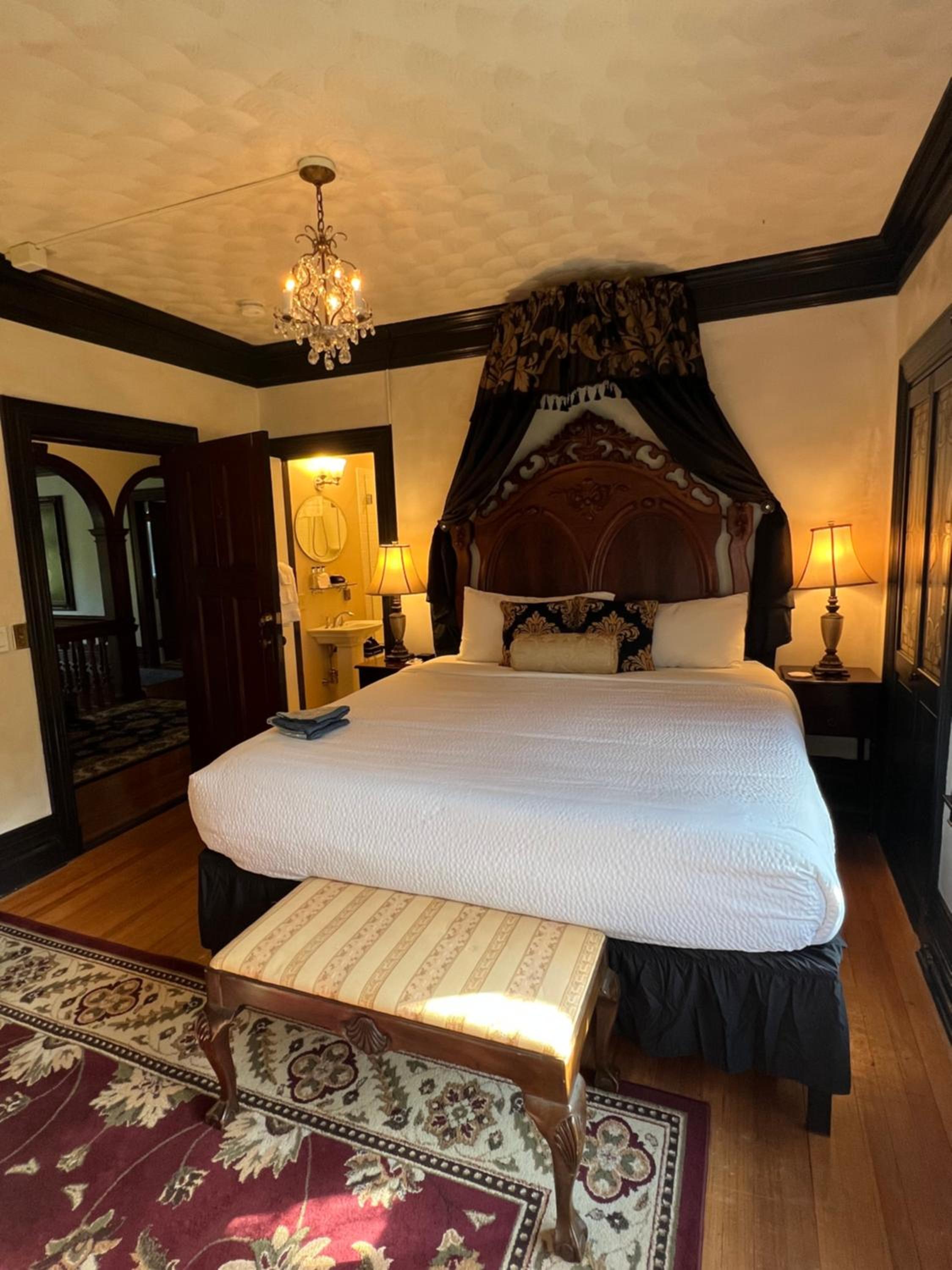 Deluxe King Suite photo 2