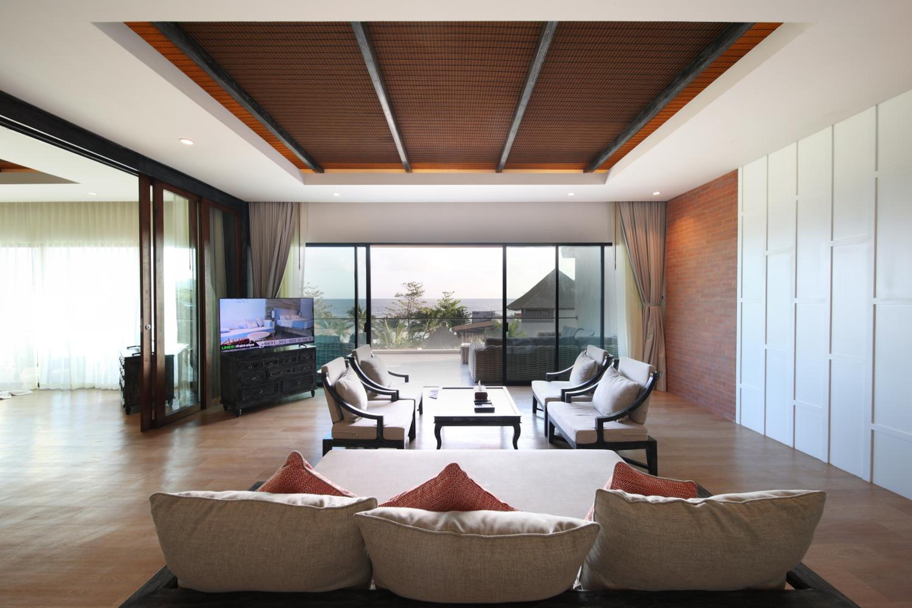 Royal Jacuzzi pool Suite Sea View