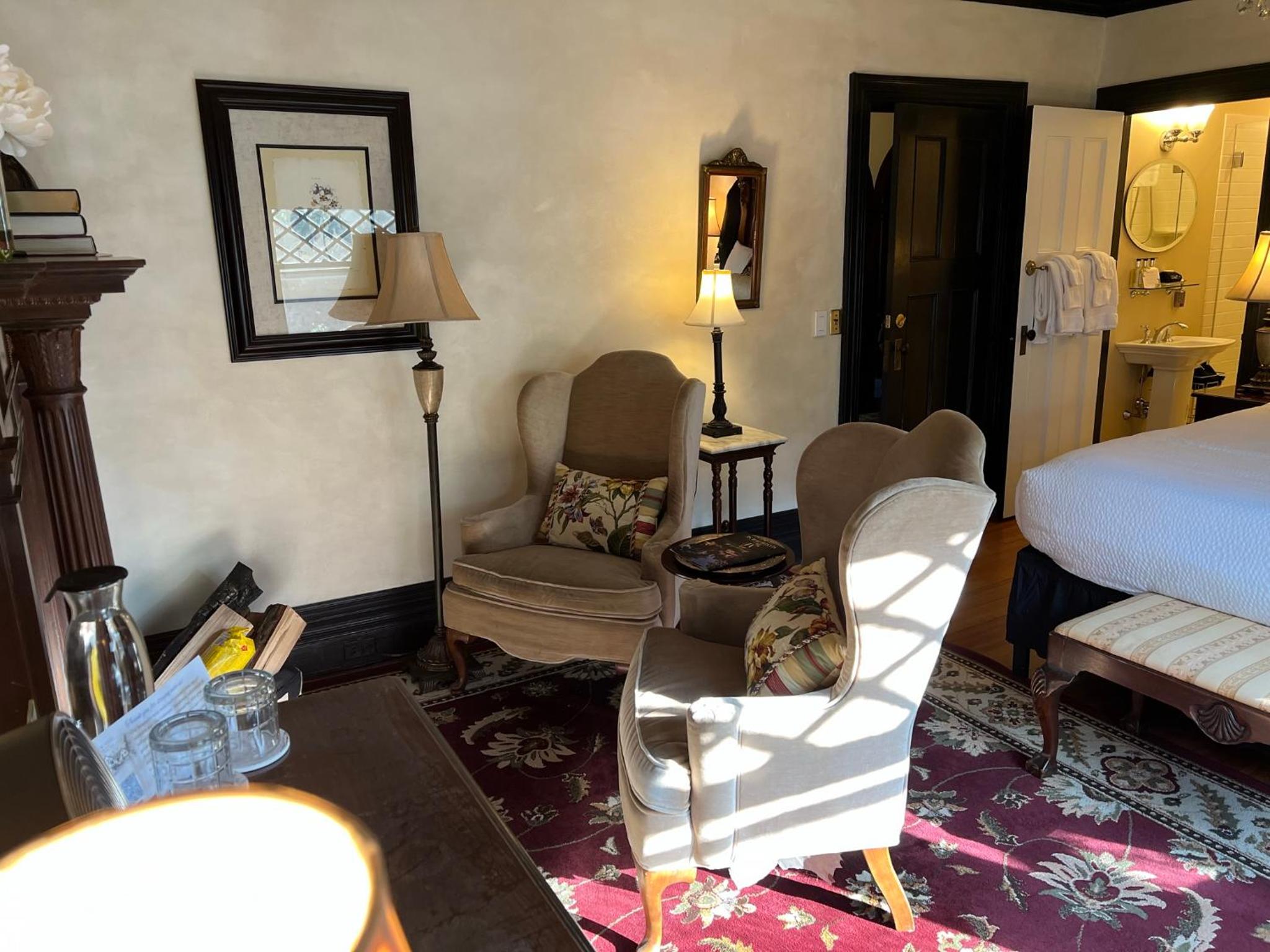 Deluxe King Suite photo 3