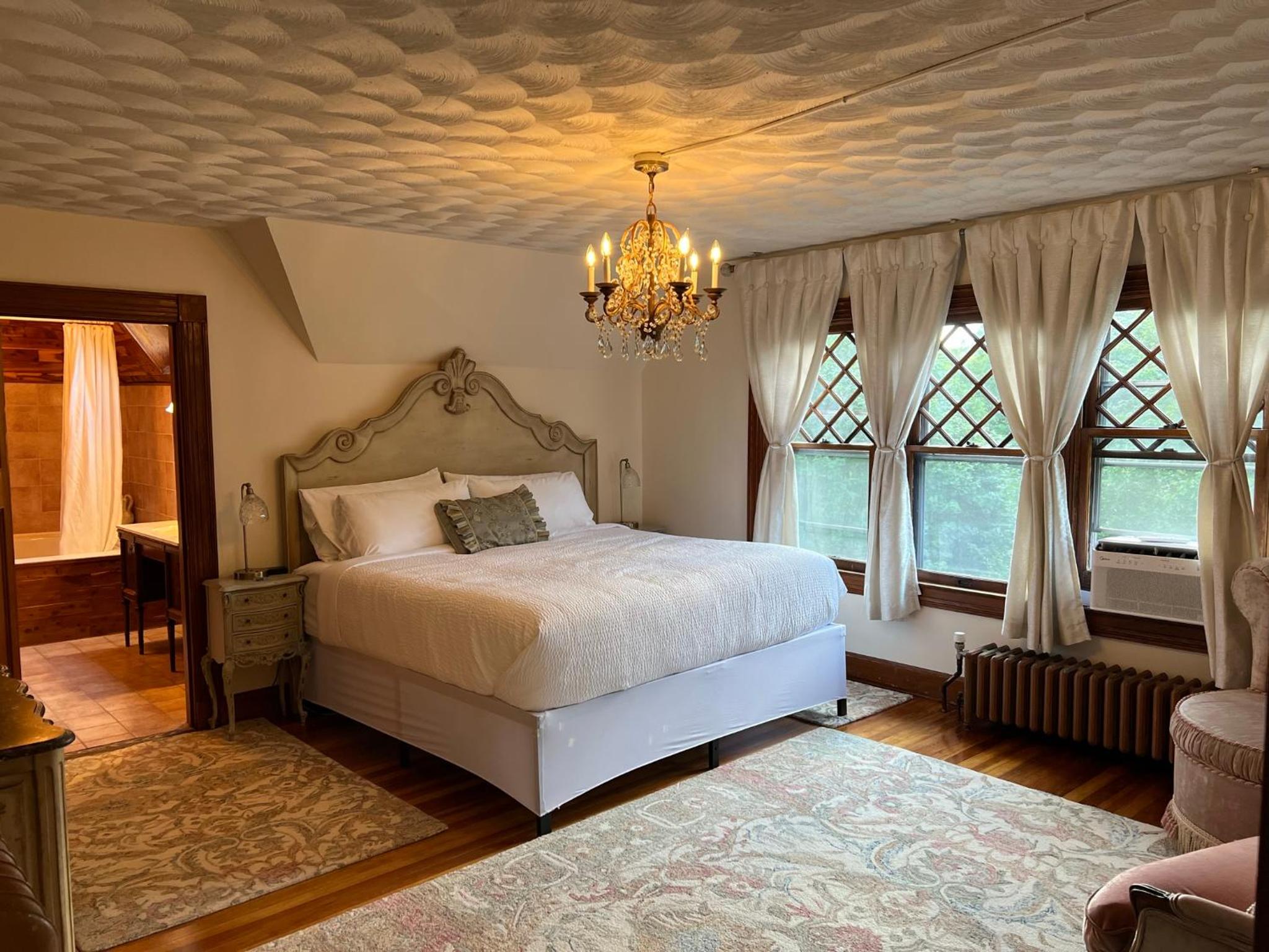Deluxe King Suite photo 2