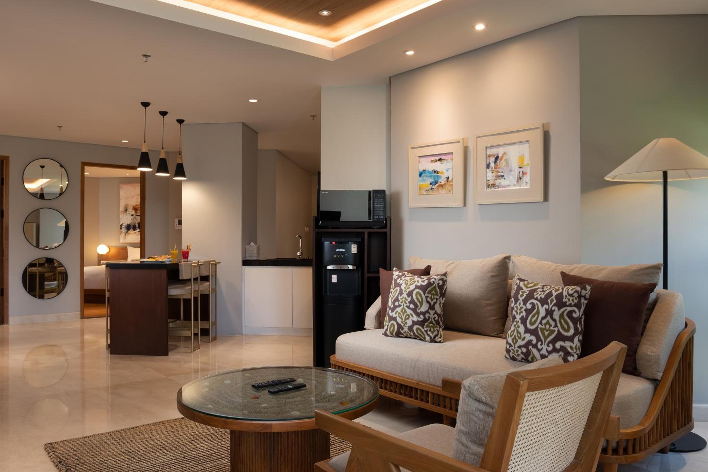 Three-Bedroom Garden Suite - Photo 4