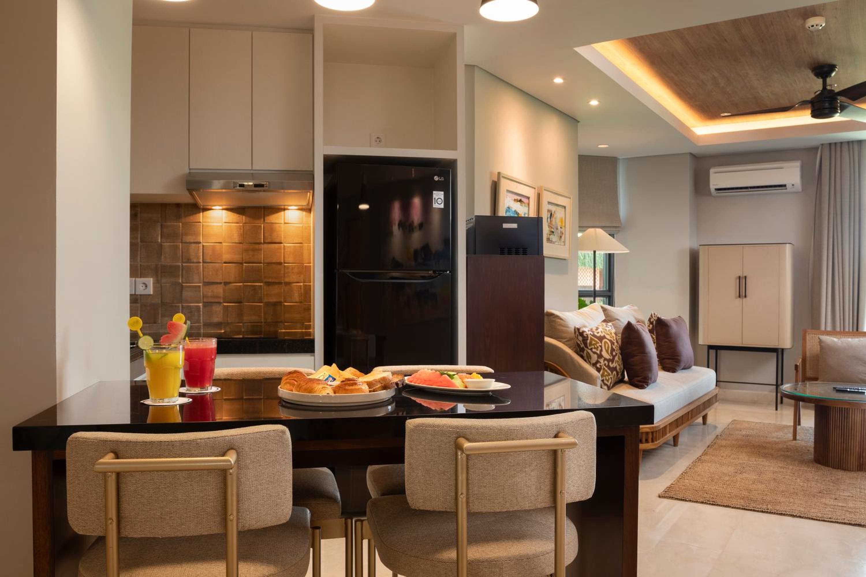 Three-Bedroom Garden Suite - Photo 8