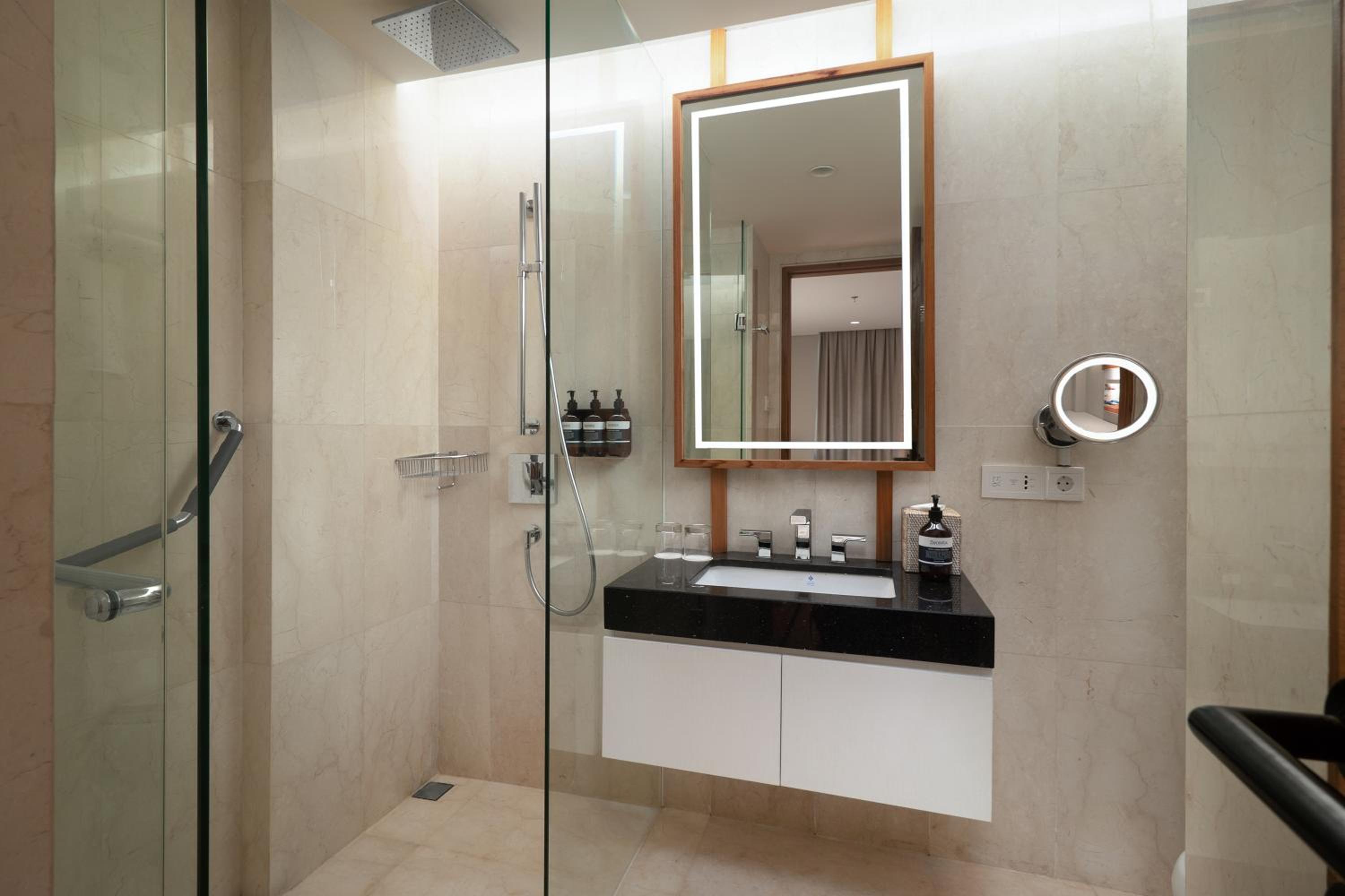 Three-Bedroom Garden Suite - Photo 2