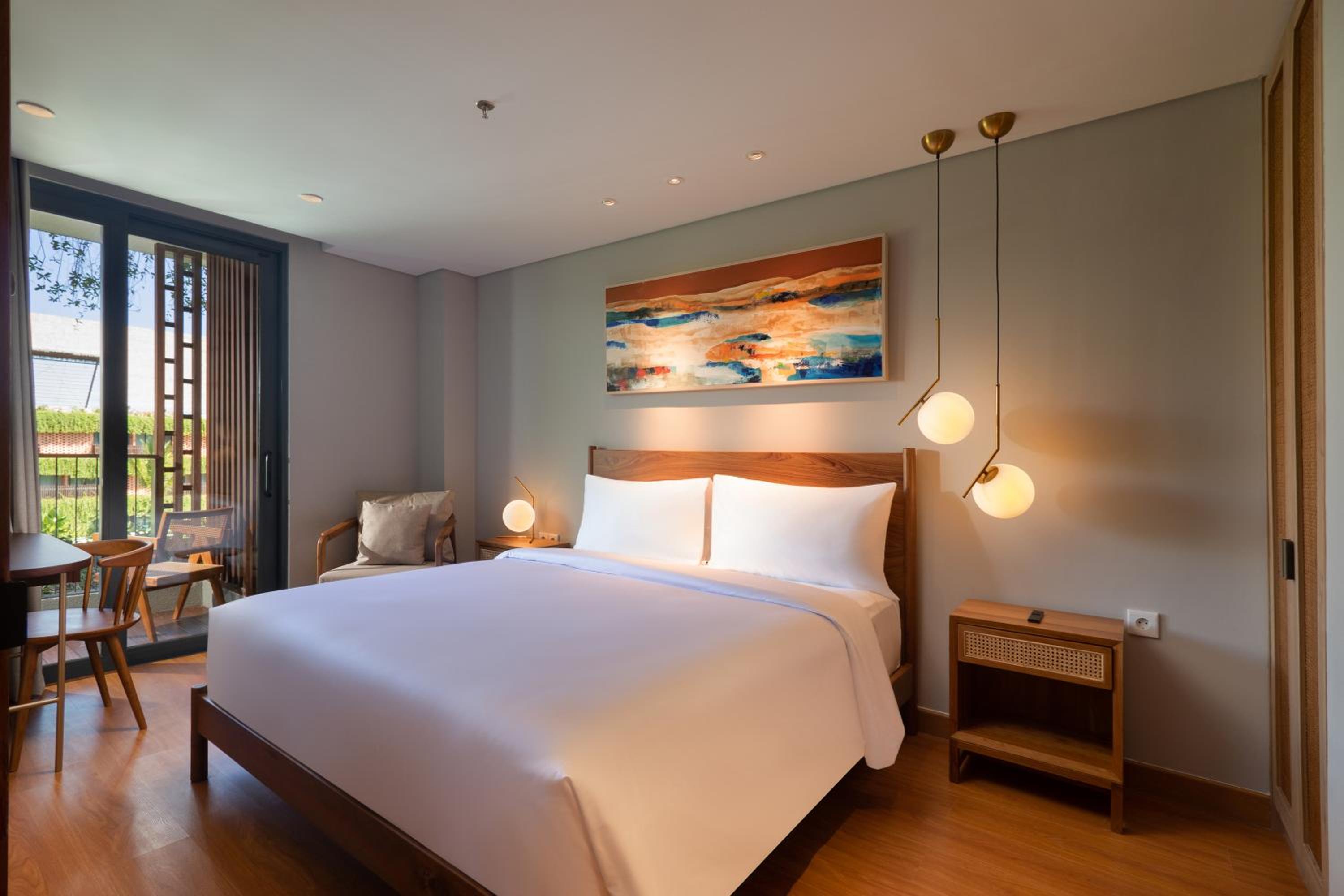 Three-Bedroom Garden Suite - Photo 10
