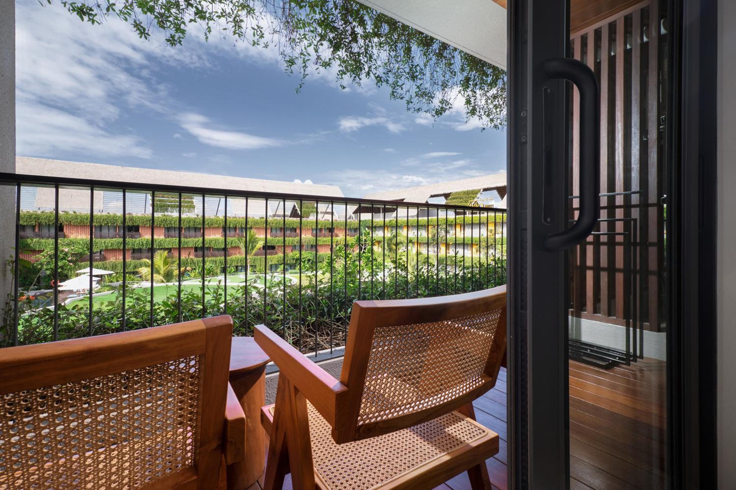 Three-Bedroom Garden Suite - Photo 3