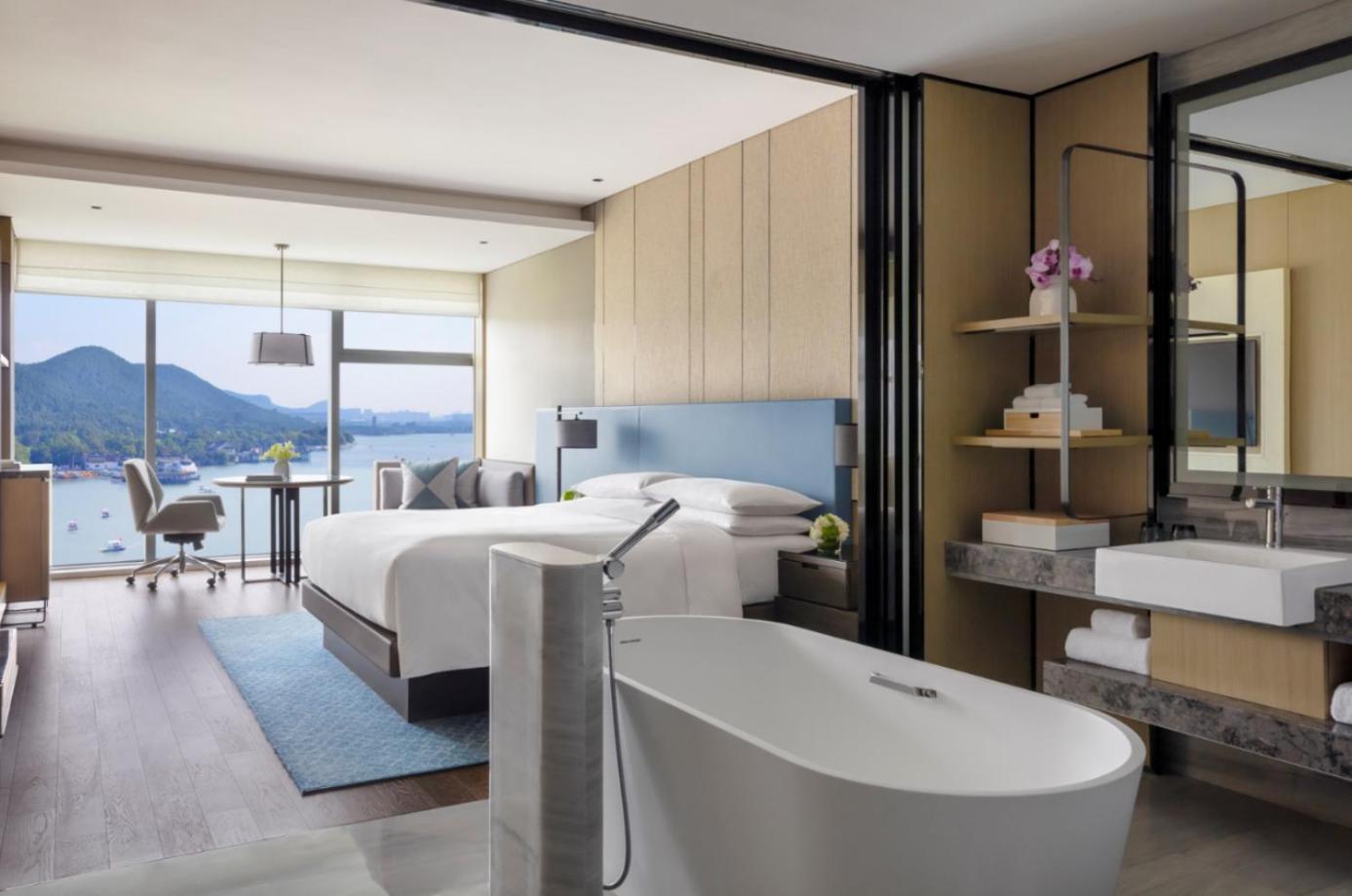 Deluxe, Guest room, 1 King, Lake view