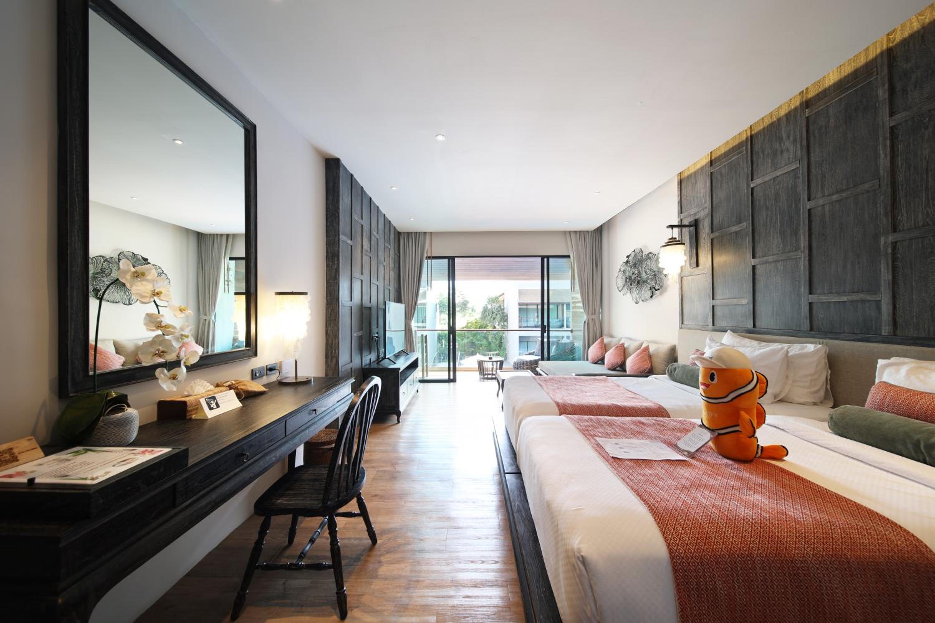 Deluxe Double or Twin Room with Pool View - Photo 9
