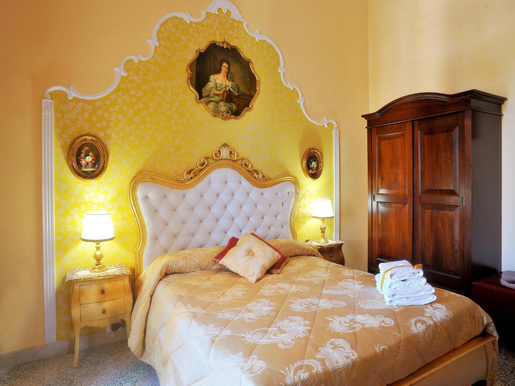 Double Room with Private External Bathroom - Photo 5