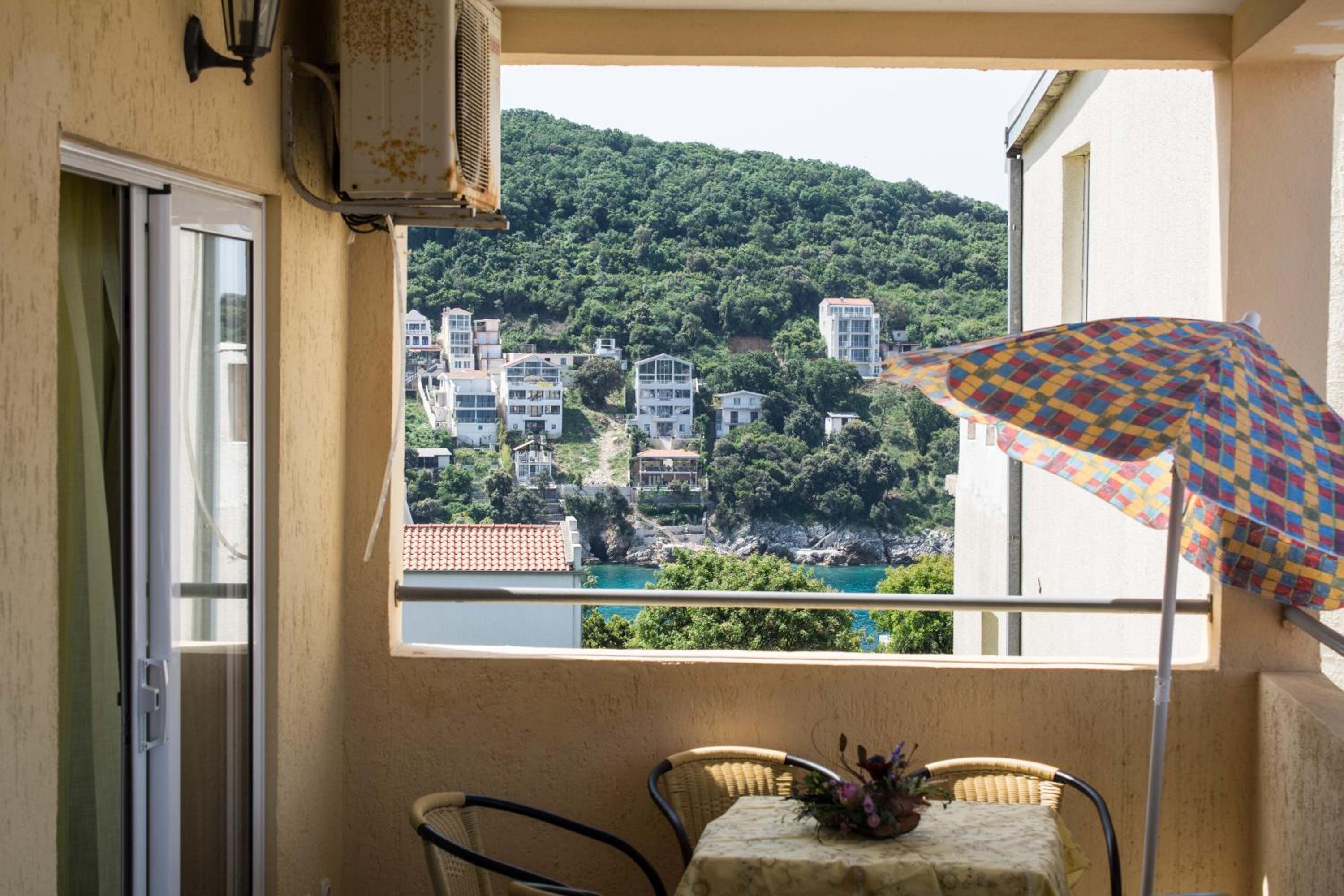 One-Bedroom Apartment with Balcony and Sea View - Photo 21