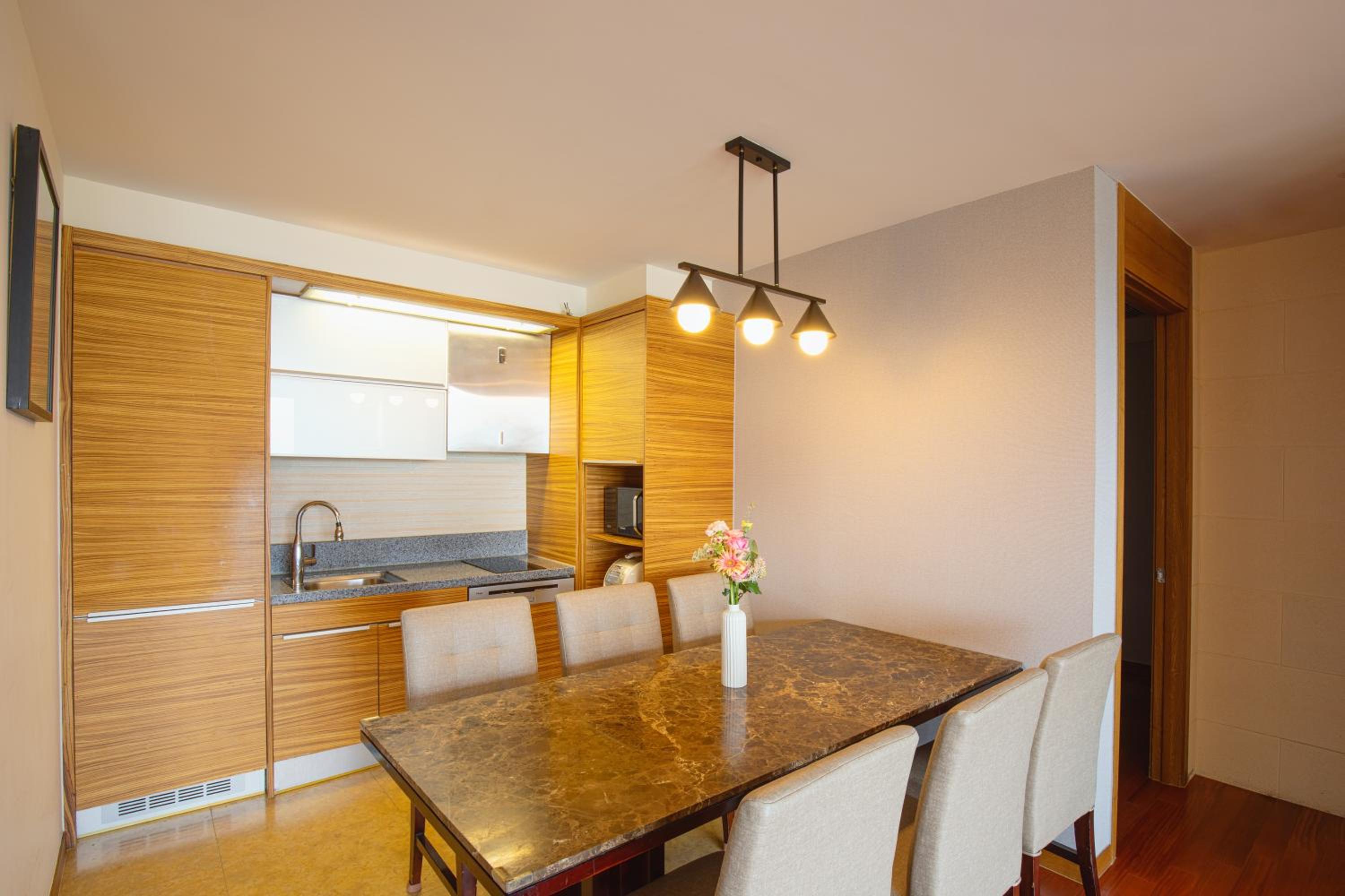 Silver Suite - Bed Type Randomly Assigned (With Kitchenette, Ocean View) photo 2