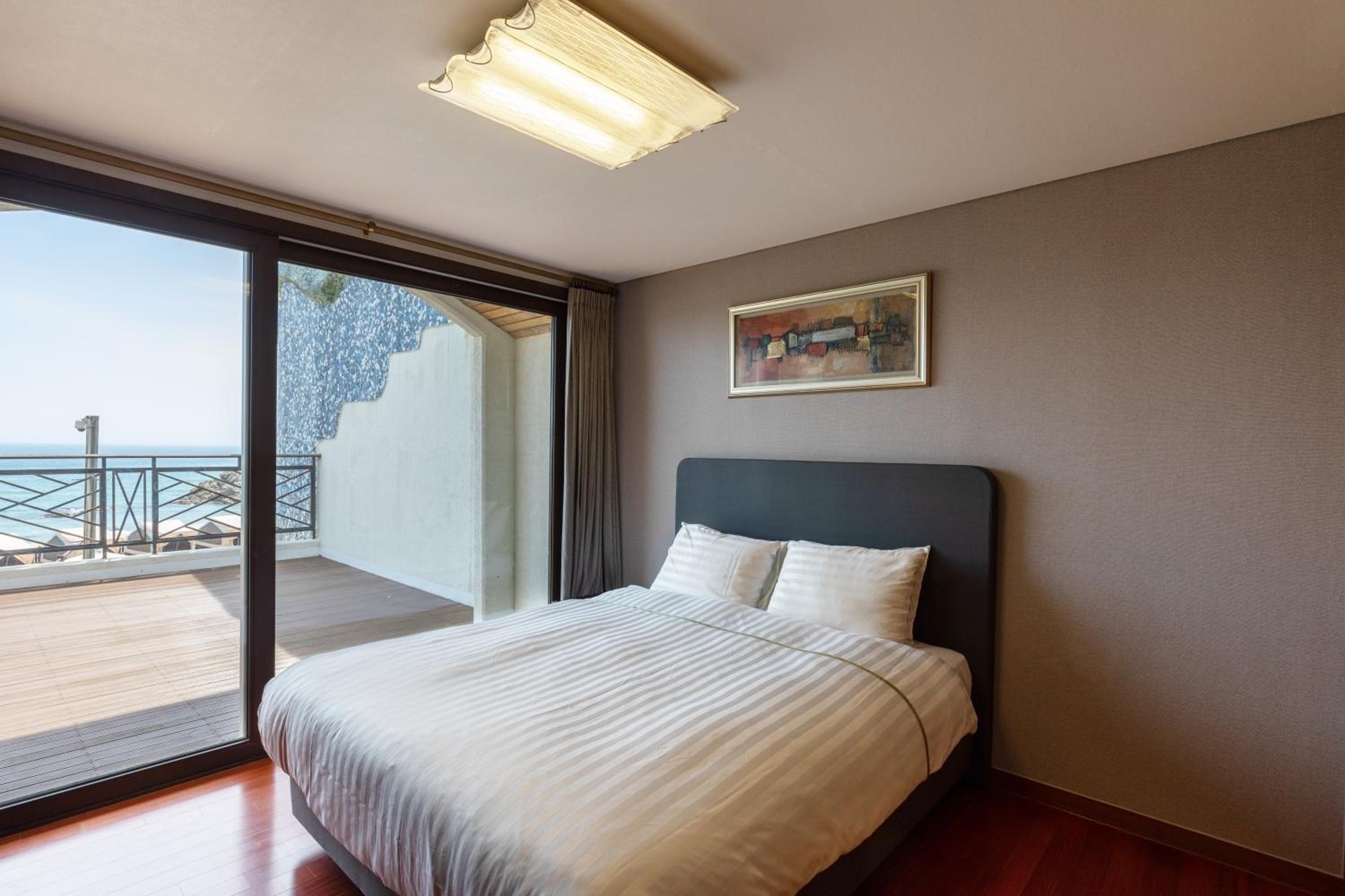 Silver Suite - Bed Type Randomly Assigned (With Kitchenette, Ocean View) photo 3
