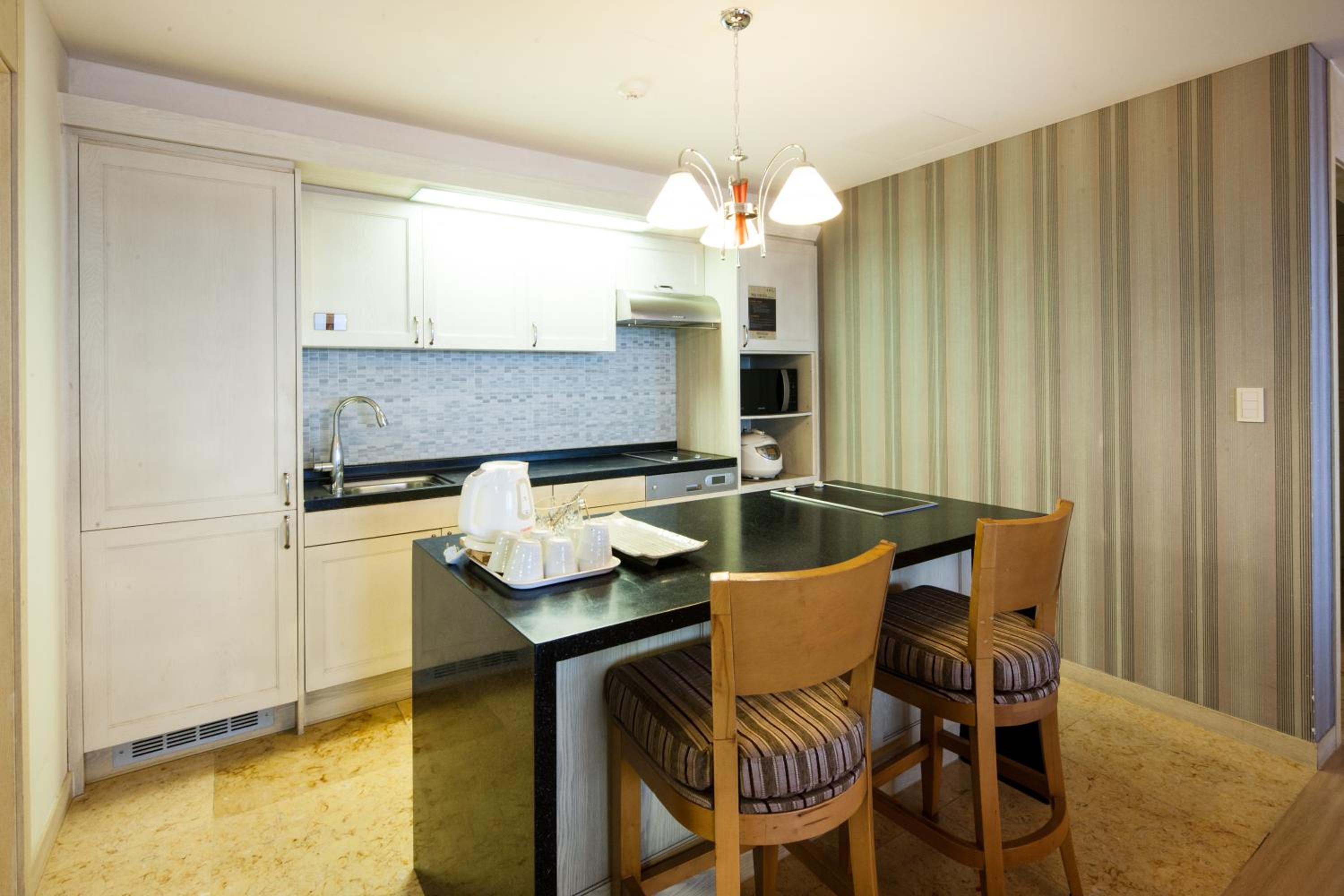 Gold Suite (With Kitchenette, Ocean View) photo 2