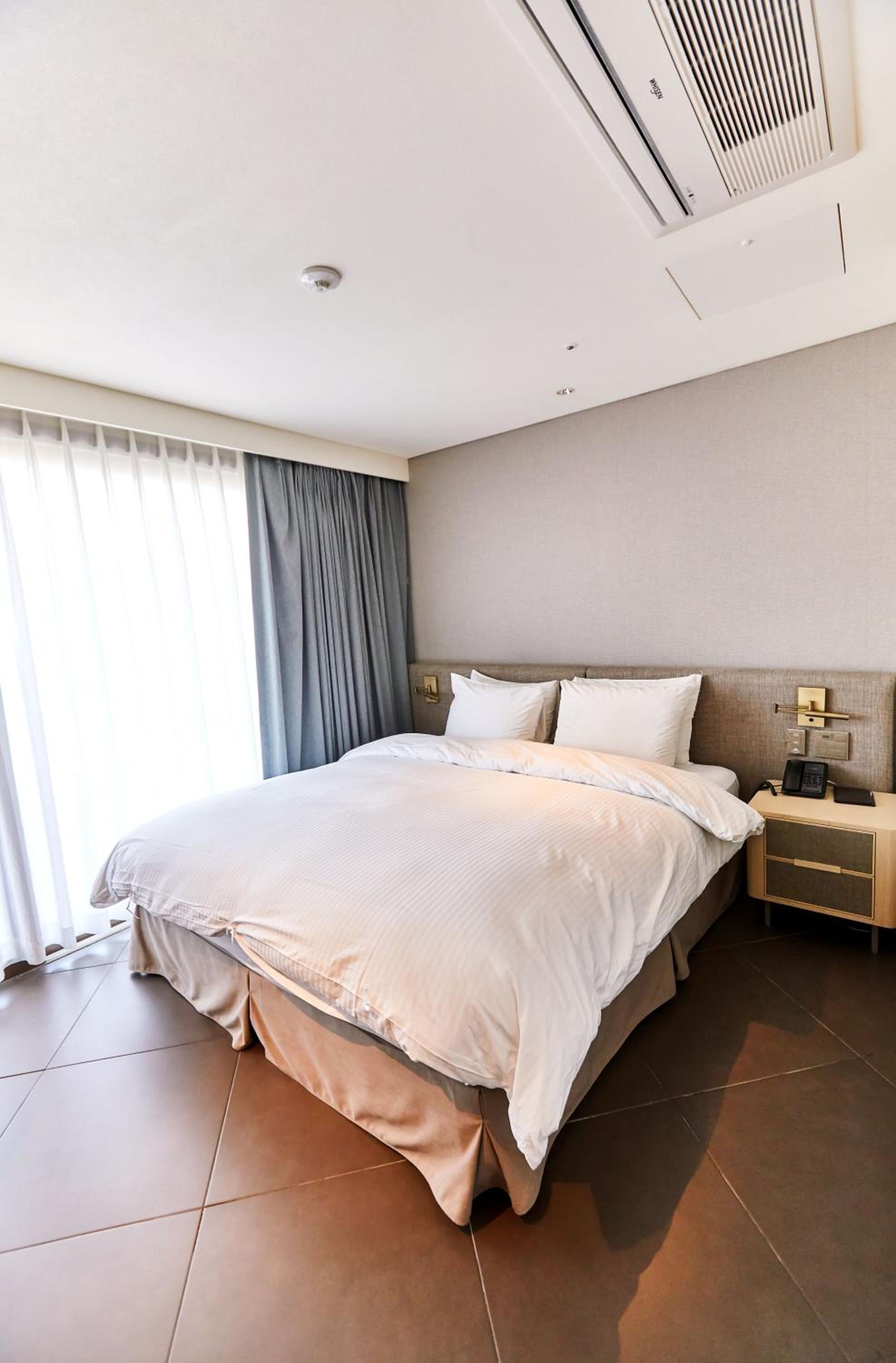 Hotel Deluxe Suite - Double Room (Without Kitchenette) photo 2