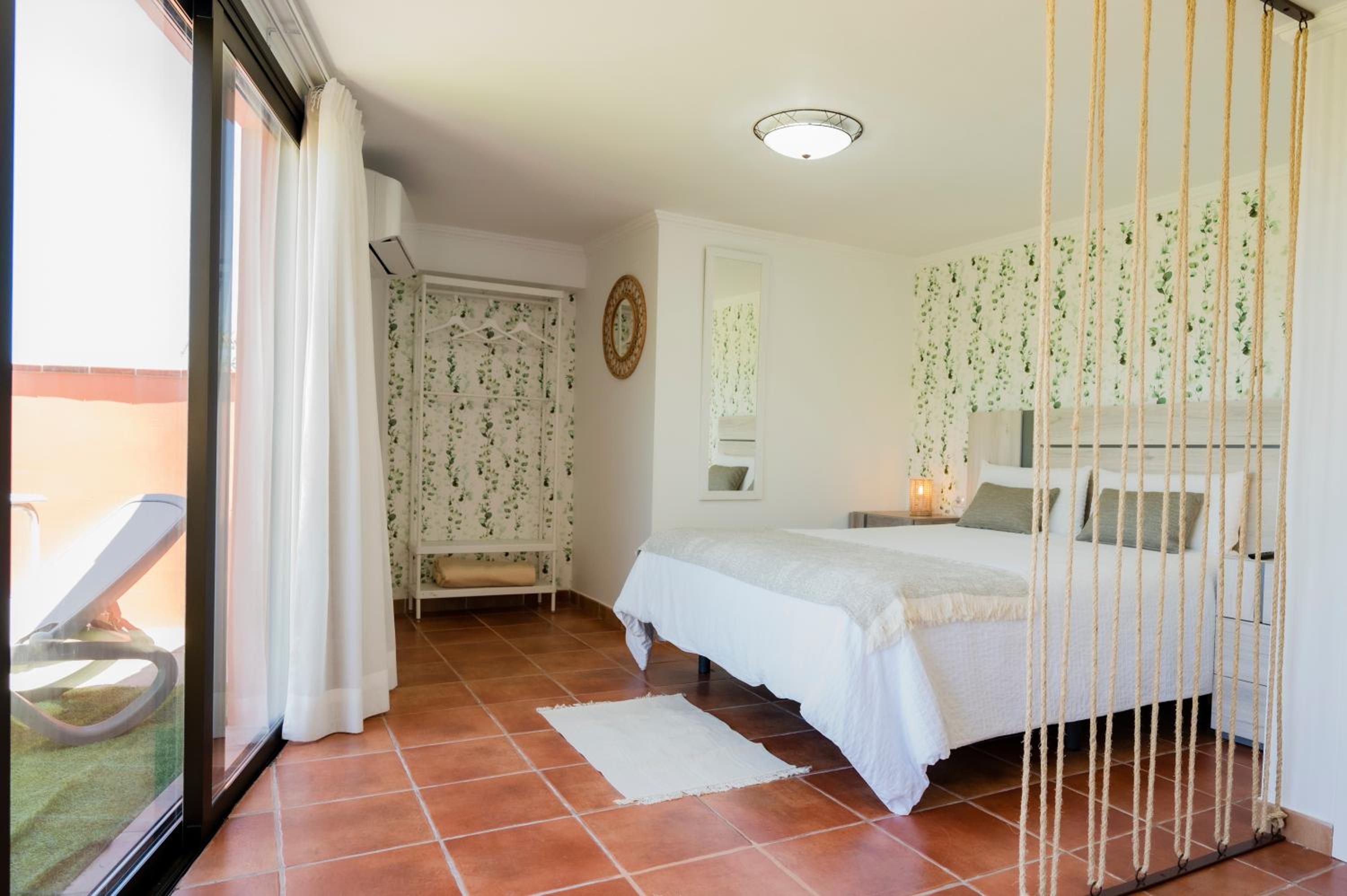 Deluxe Double Room - Photo 9