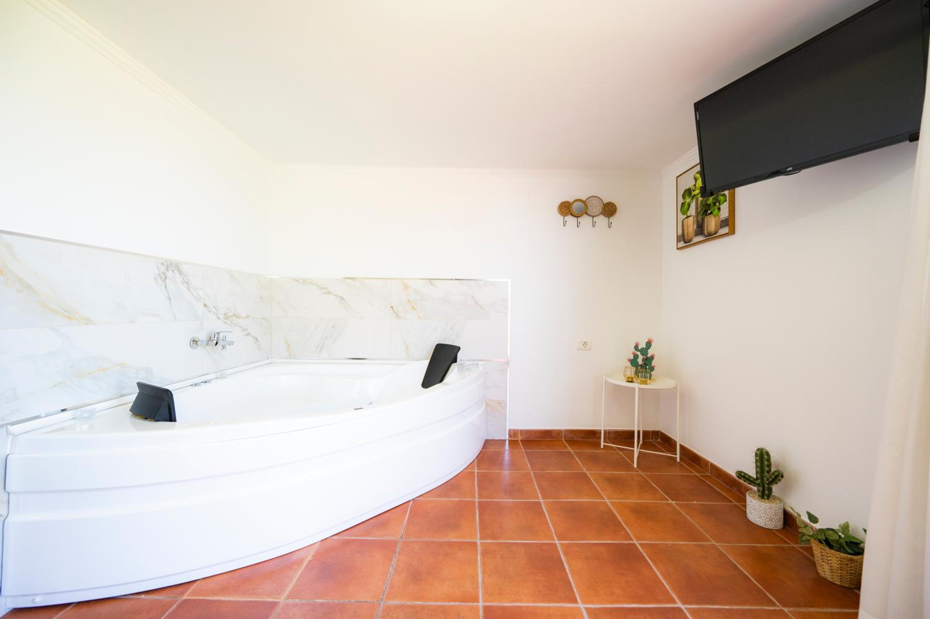 Deluxe Double Room - Photo 11