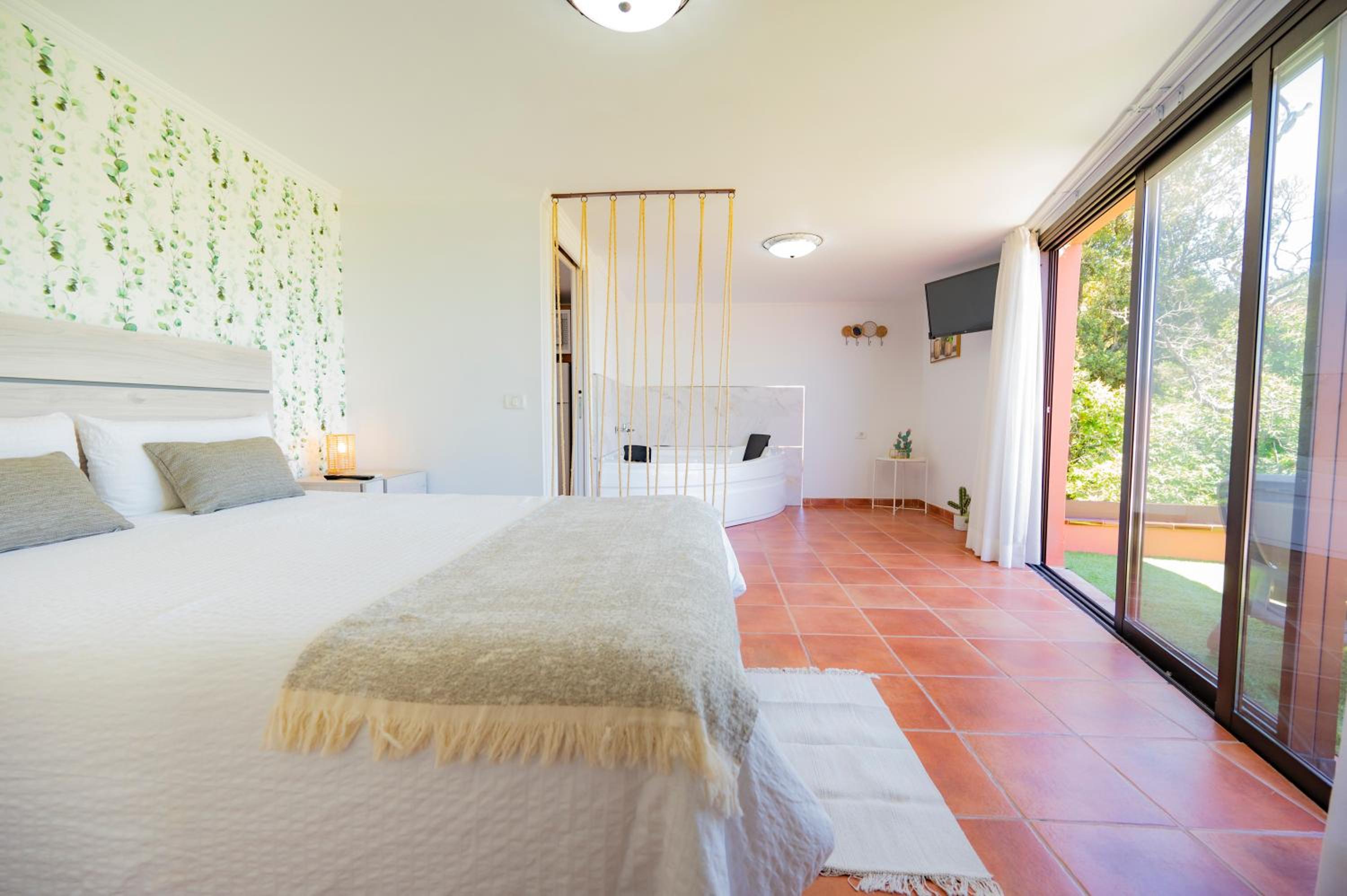 Deluxe Double Room - Photo 17