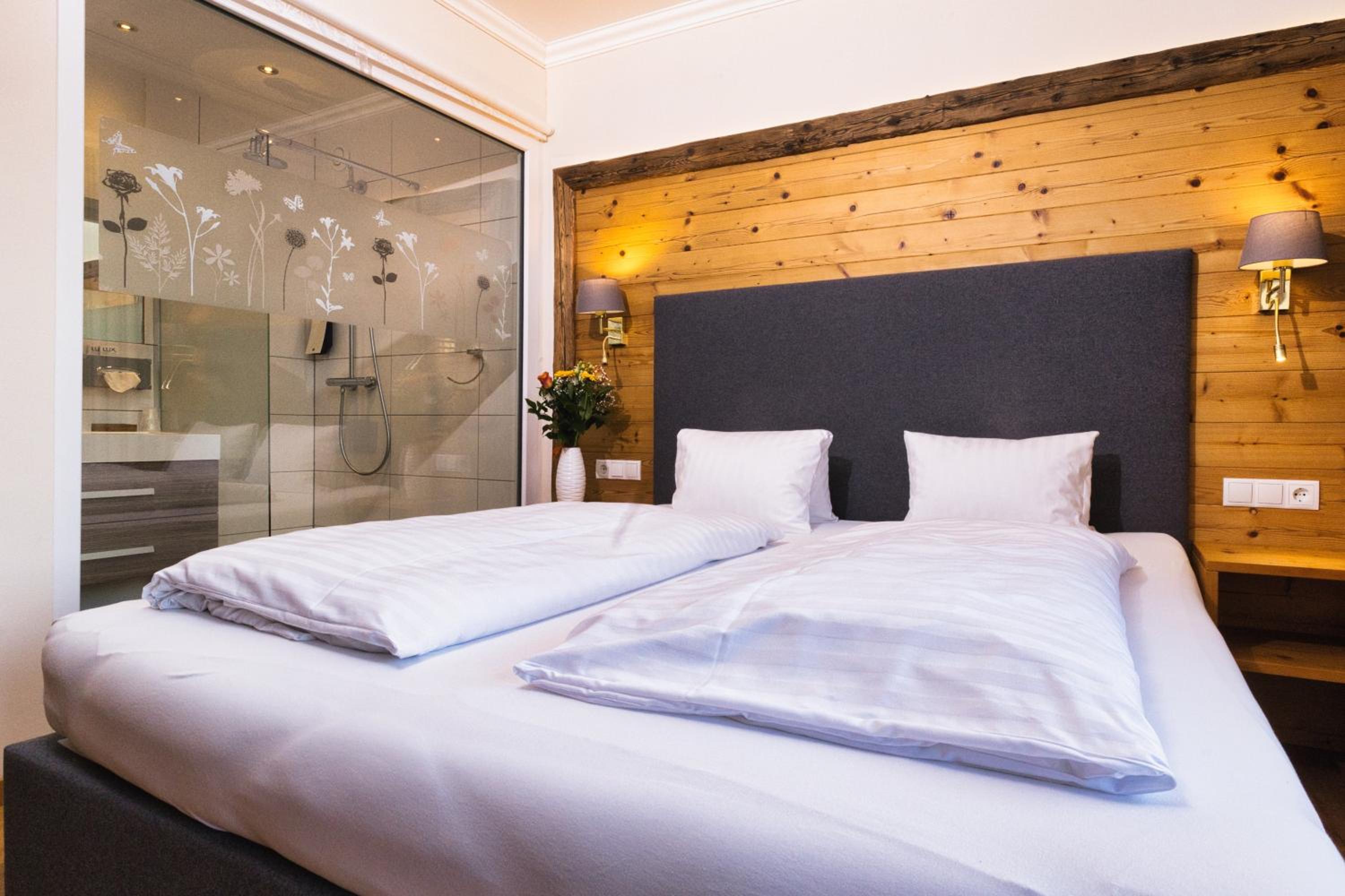 Double Room with Balcony - Photo 8