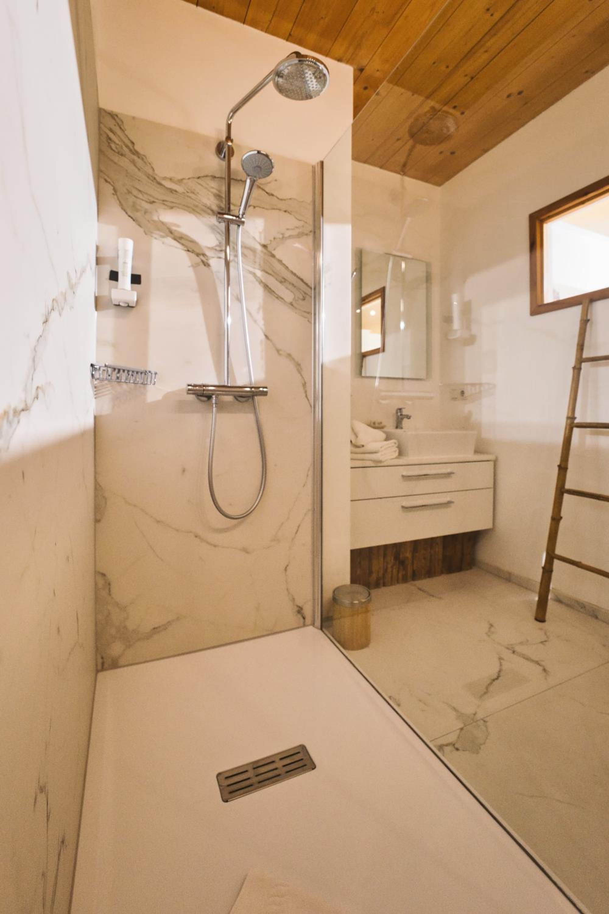 Large Double Room - Photo 5