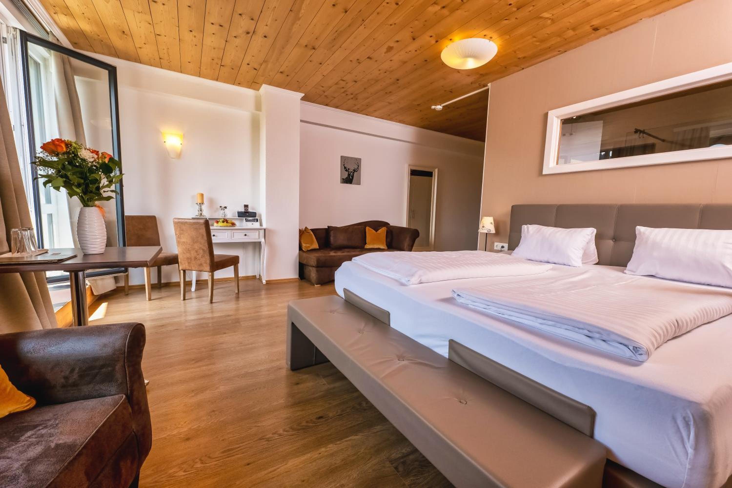 Large Double Room - Photo 1