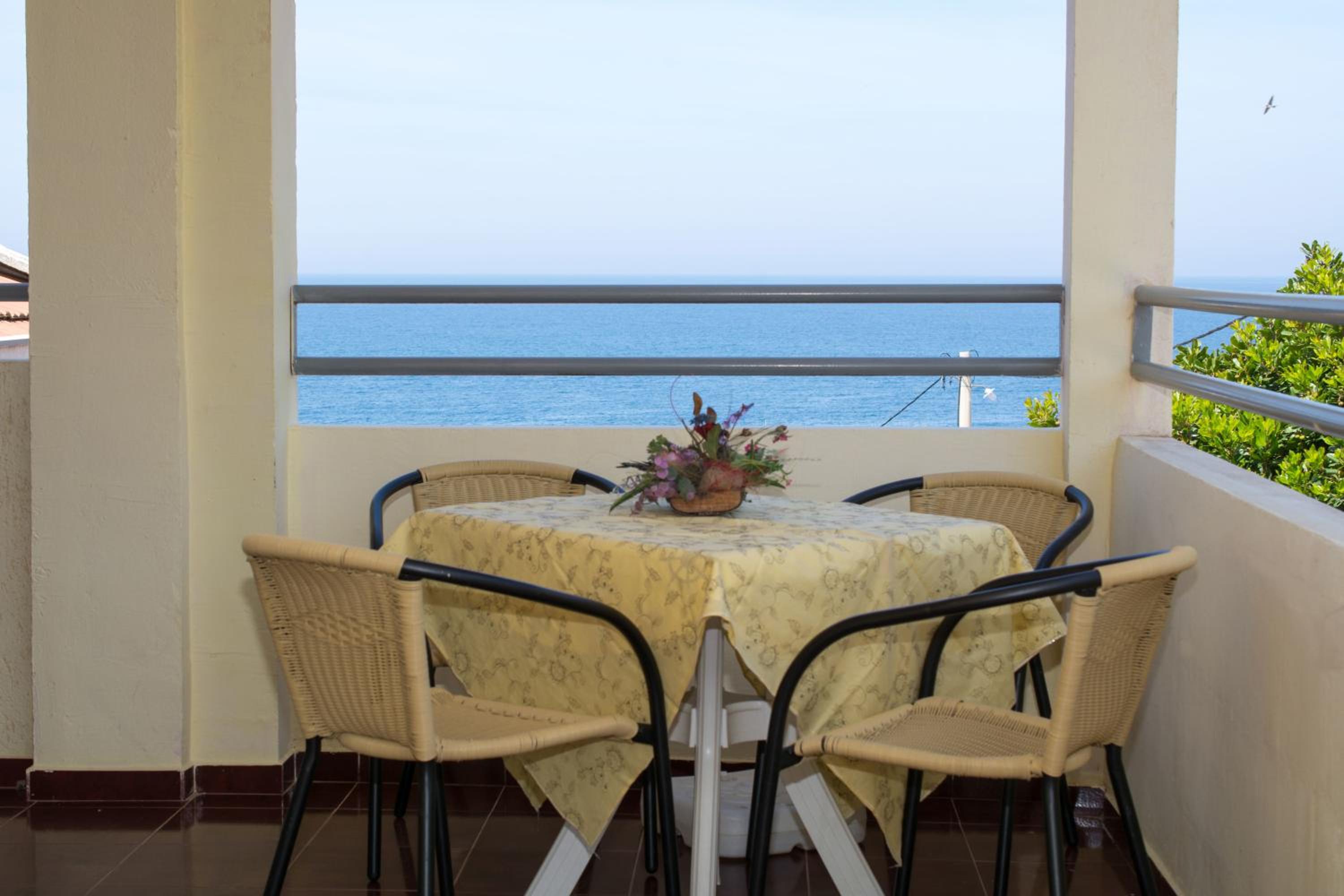 One-Bedroom Apartment with Balcony and Sea View - Photo 31