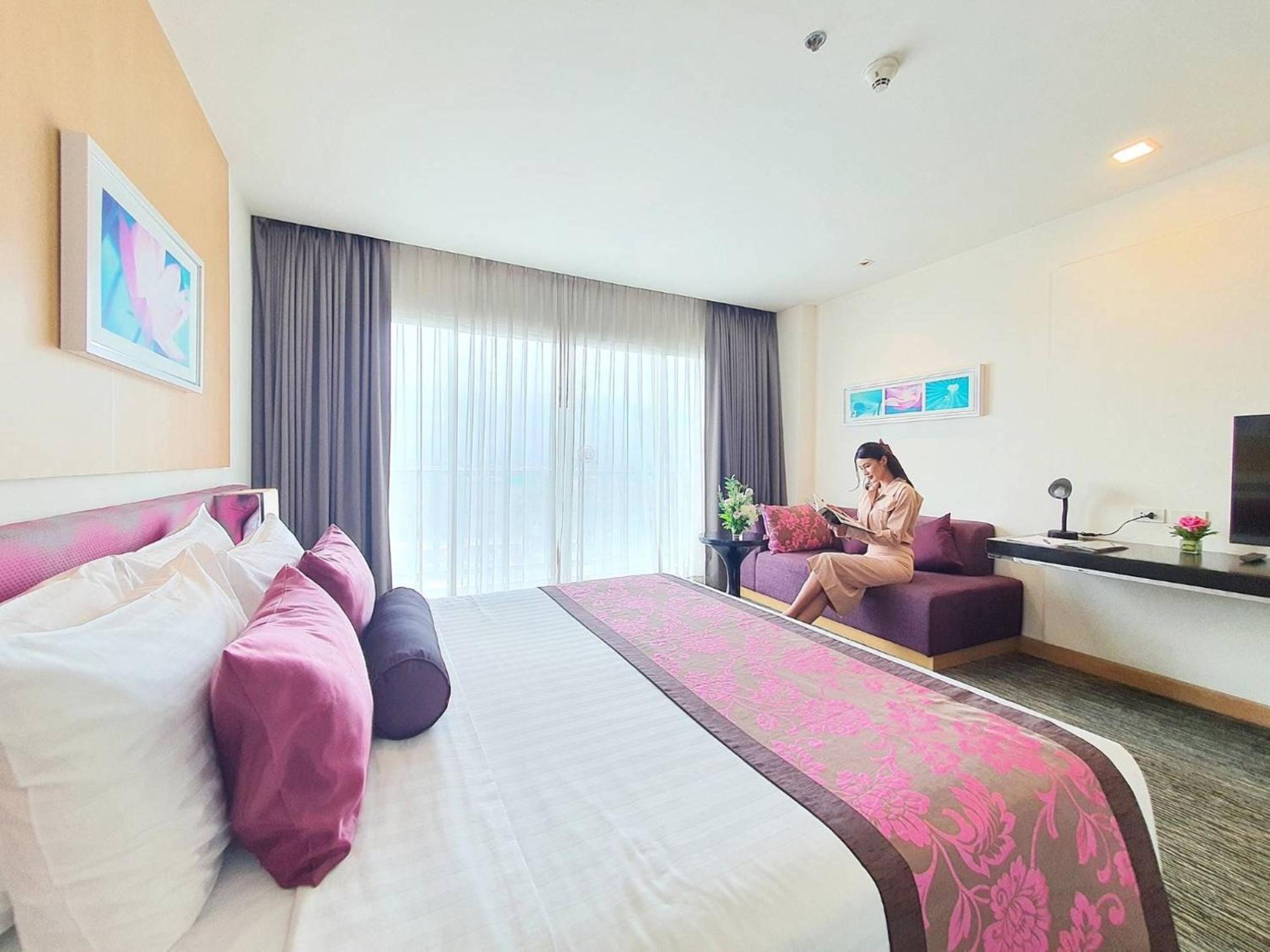 Deluxe Plus Twin Room with Balcony - Photo 5