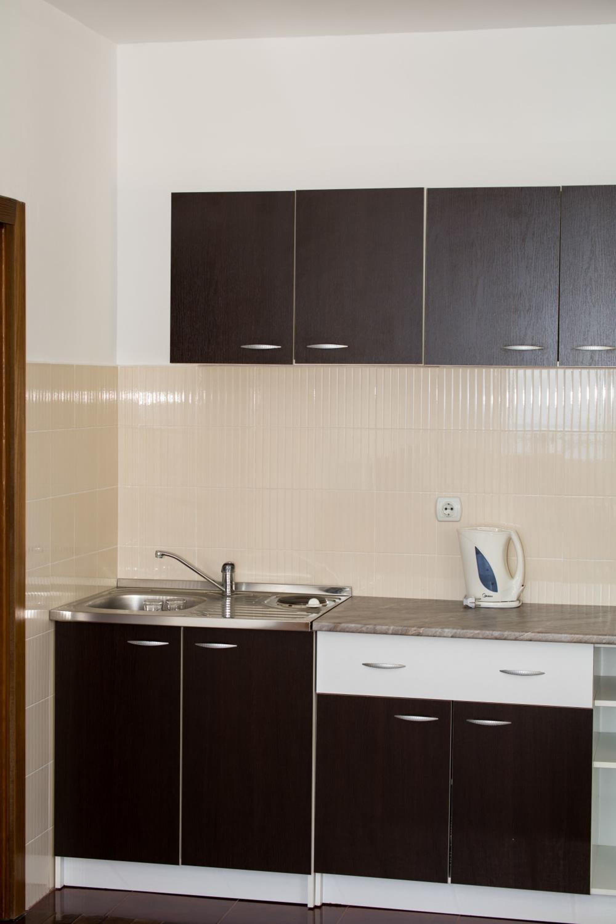 One-Bedroom Apartment with Balcony and Sea View - Photo 18