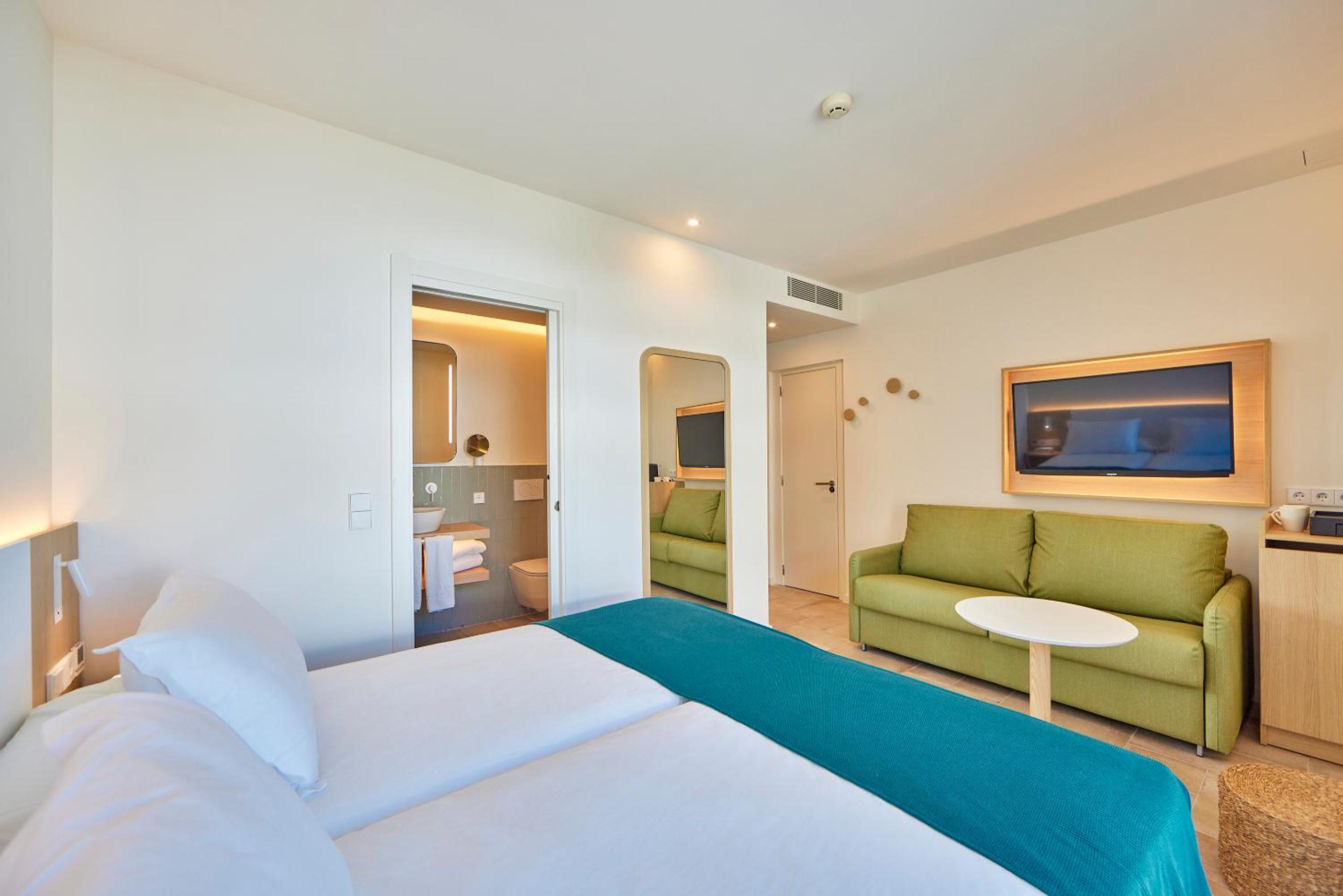 Twin Room (2 Adults + 1 Child ) photo 2