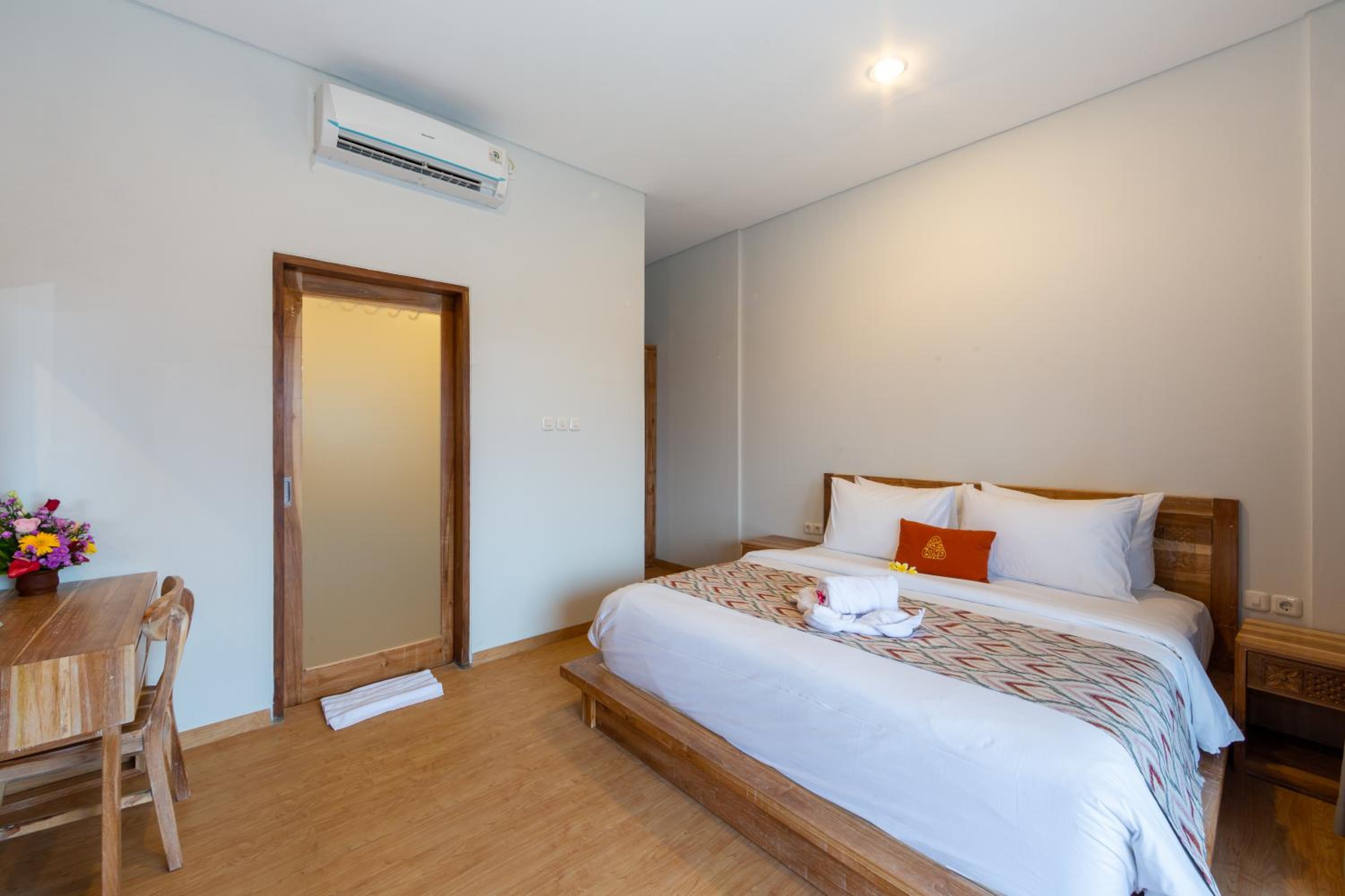 Double Room with Balcony - Photo 10