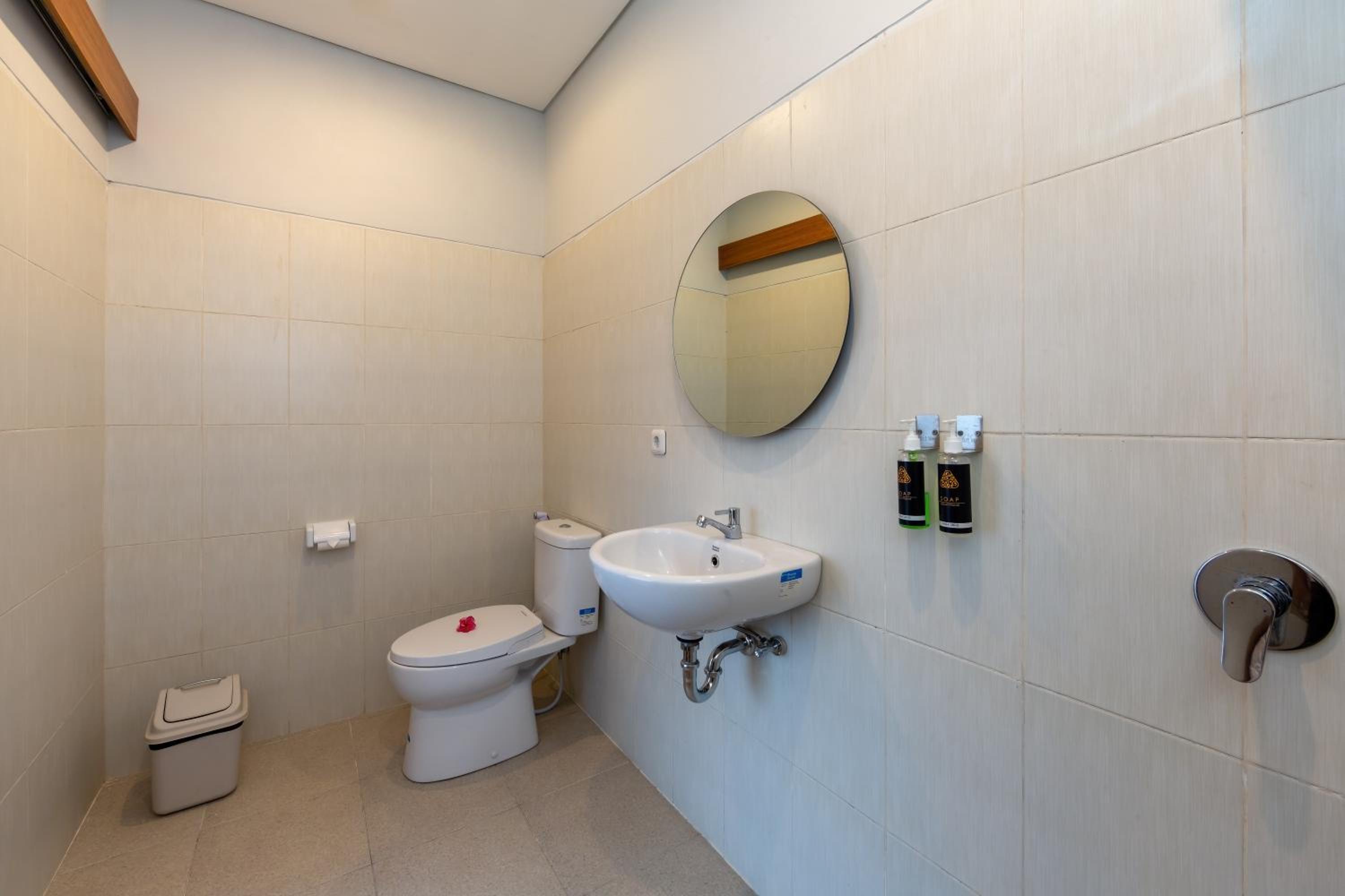 Double Room with Balcony - Photo 3