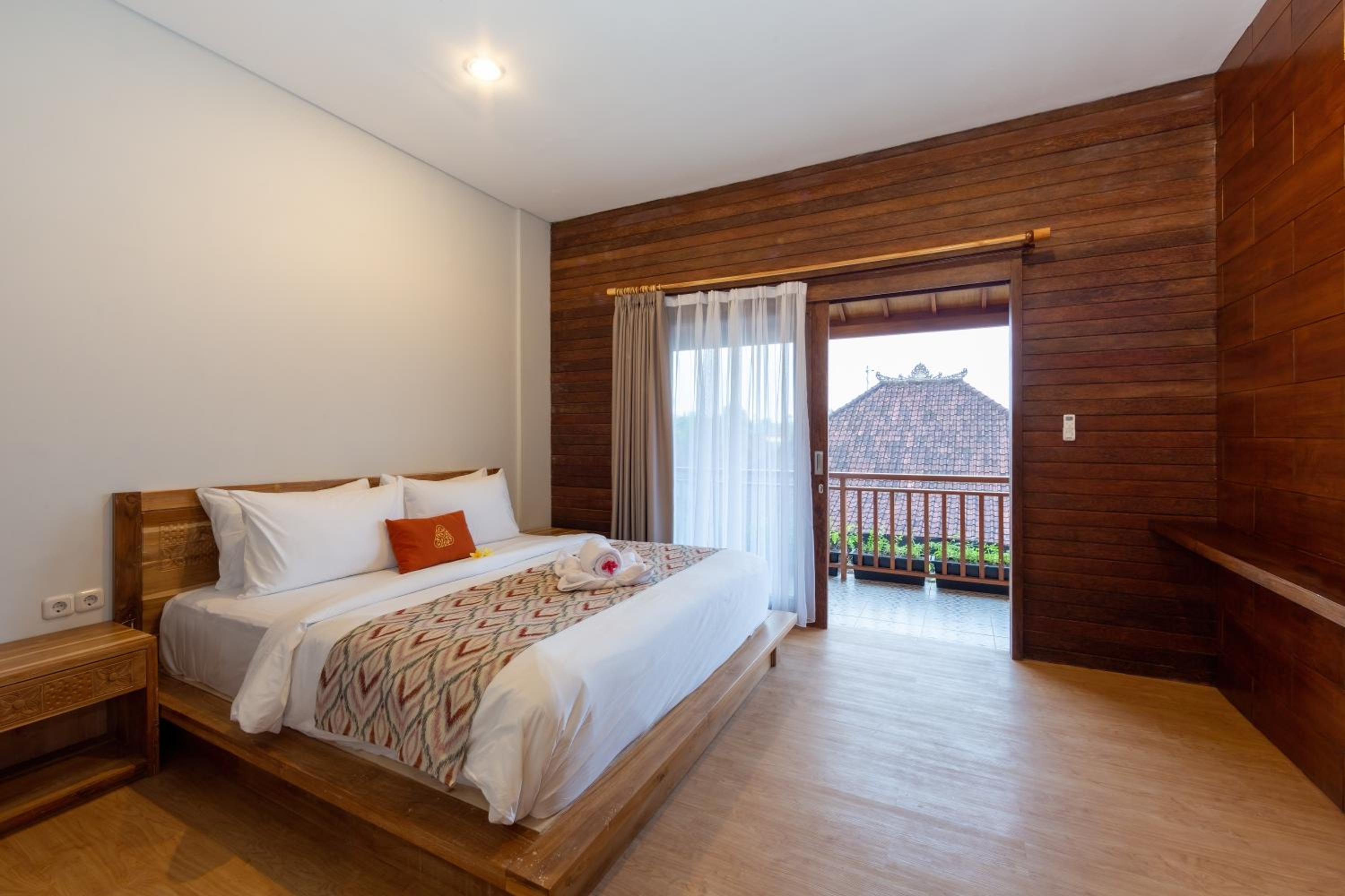 Double Room with Balcony - Photo 11