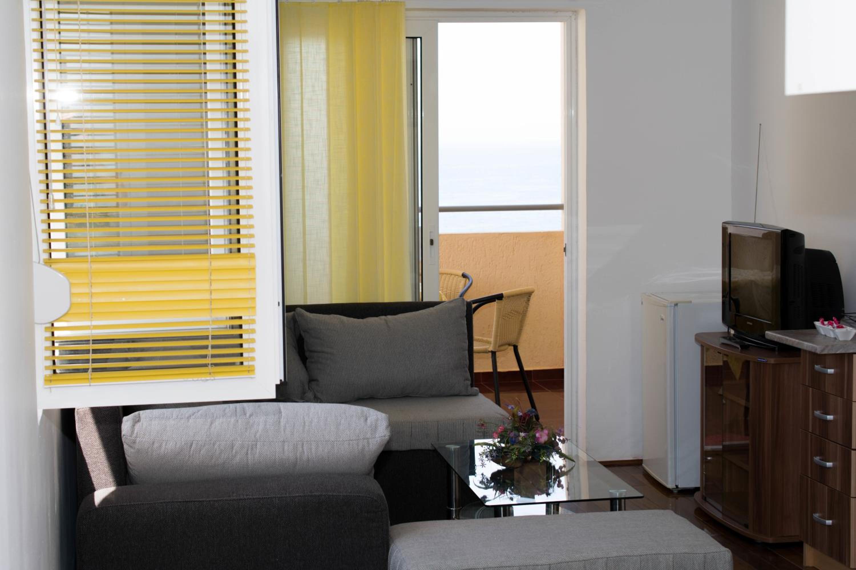 One-Bedroom Apartment with Balcony and Sea View - Photo 19
