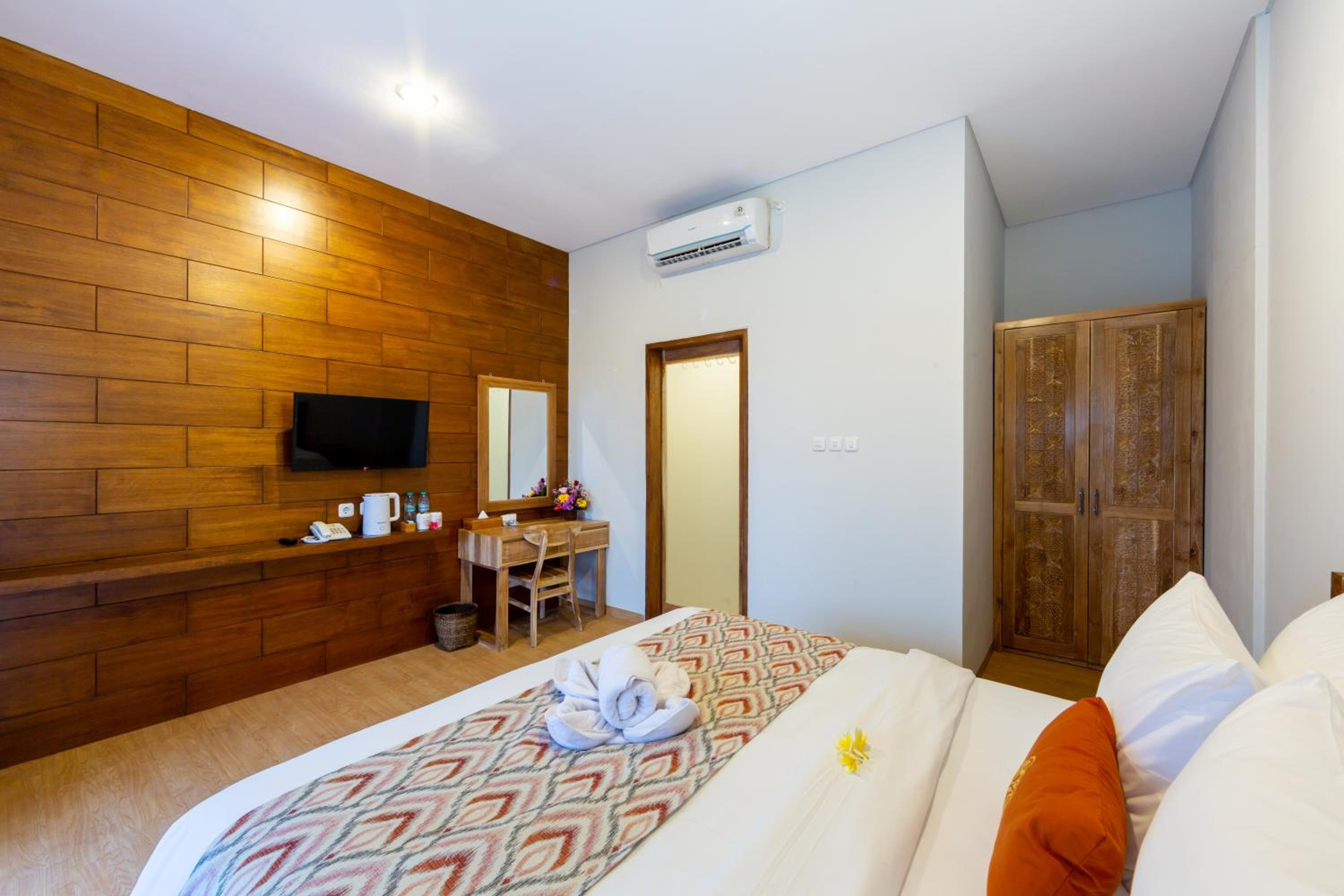 Double Room with Balcony - Photo 13