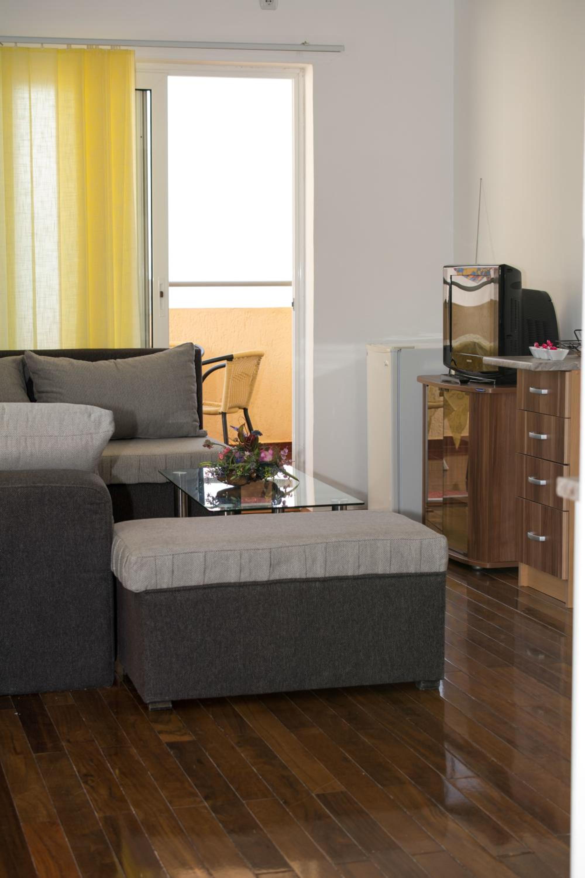 One-Bedroom Apartment with Balcony and Sea View - Photo 22